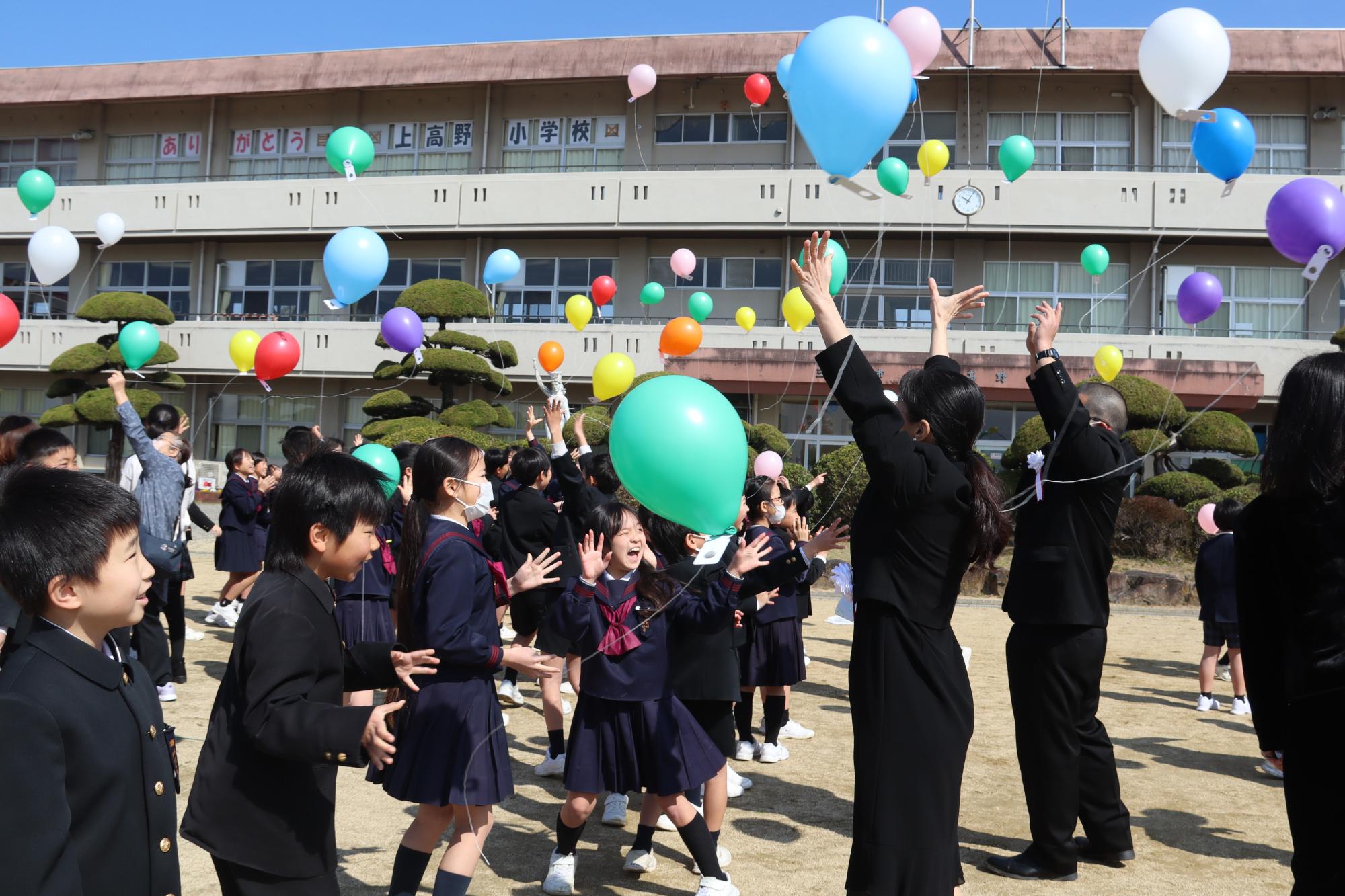 感謝の思いを込めてバルーンリリース