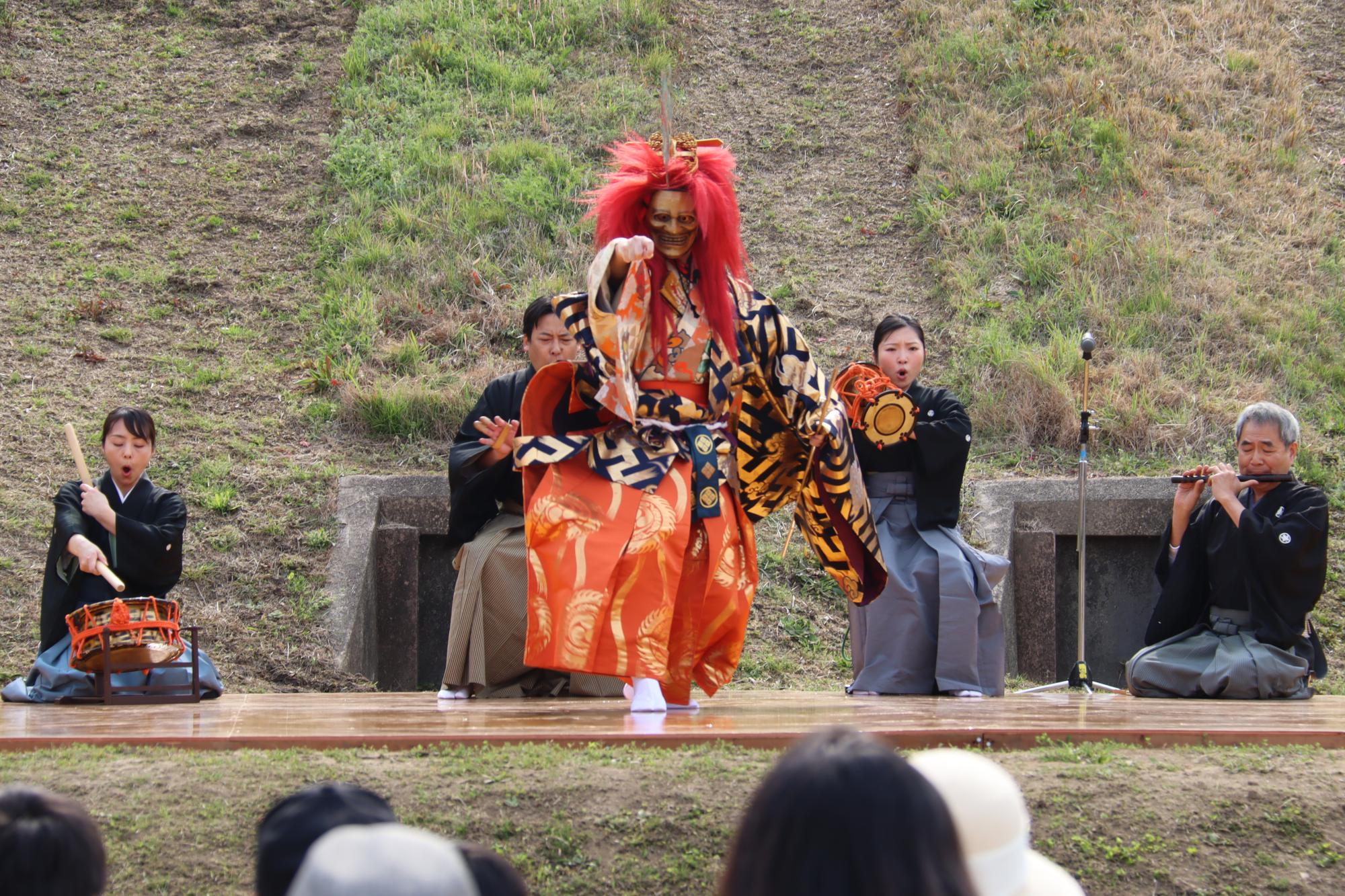 歴史を感じる場所で能の公演