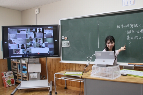 教室にいる教員が、自宅にいる児童とコミュニケーションをとっています