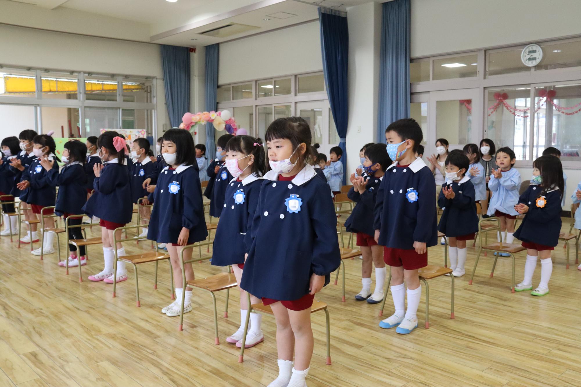 入園児に歌を歌って歓迎する在園児