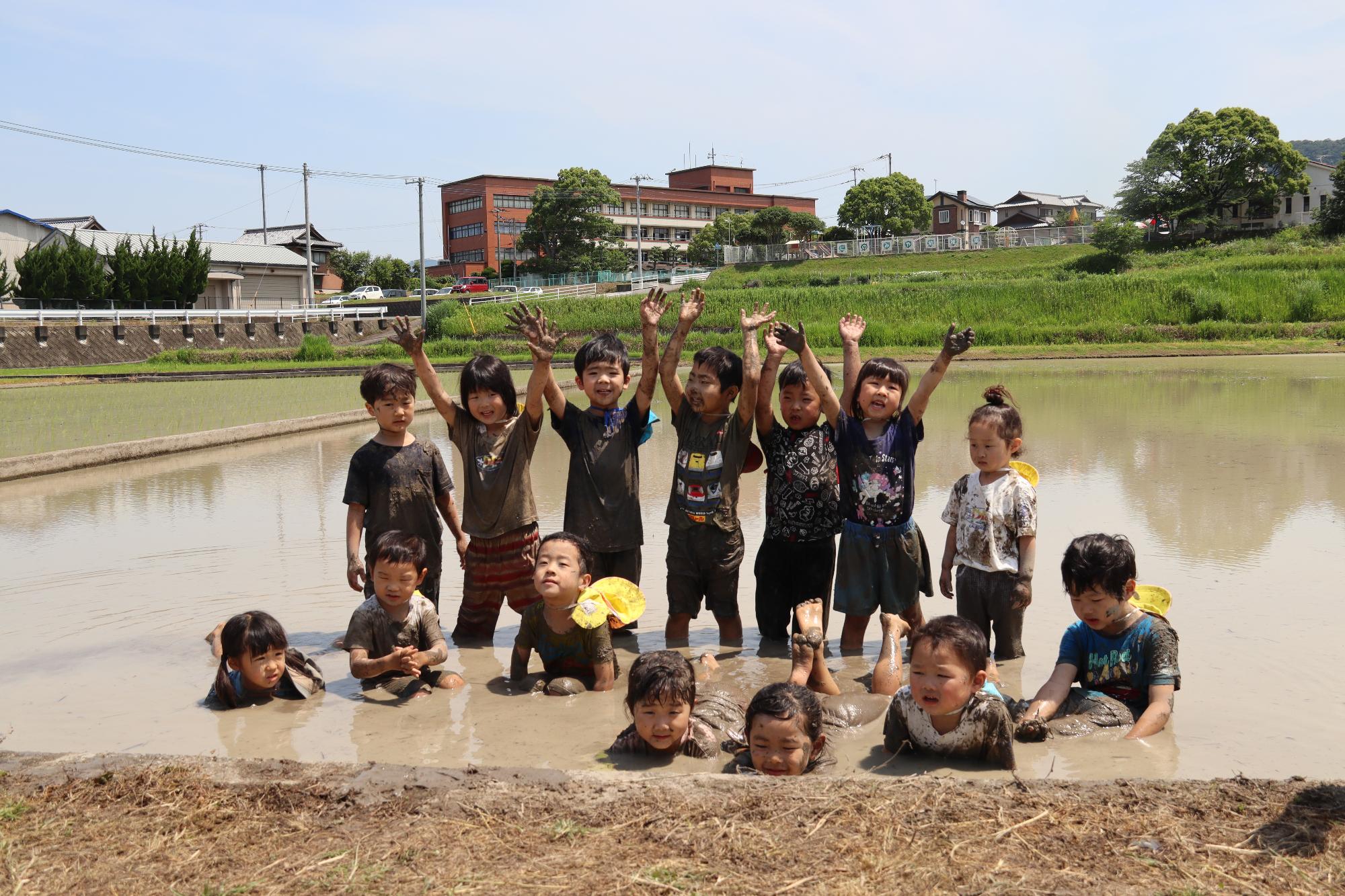 泥んこ遊びの後に、みんなで記念撮影