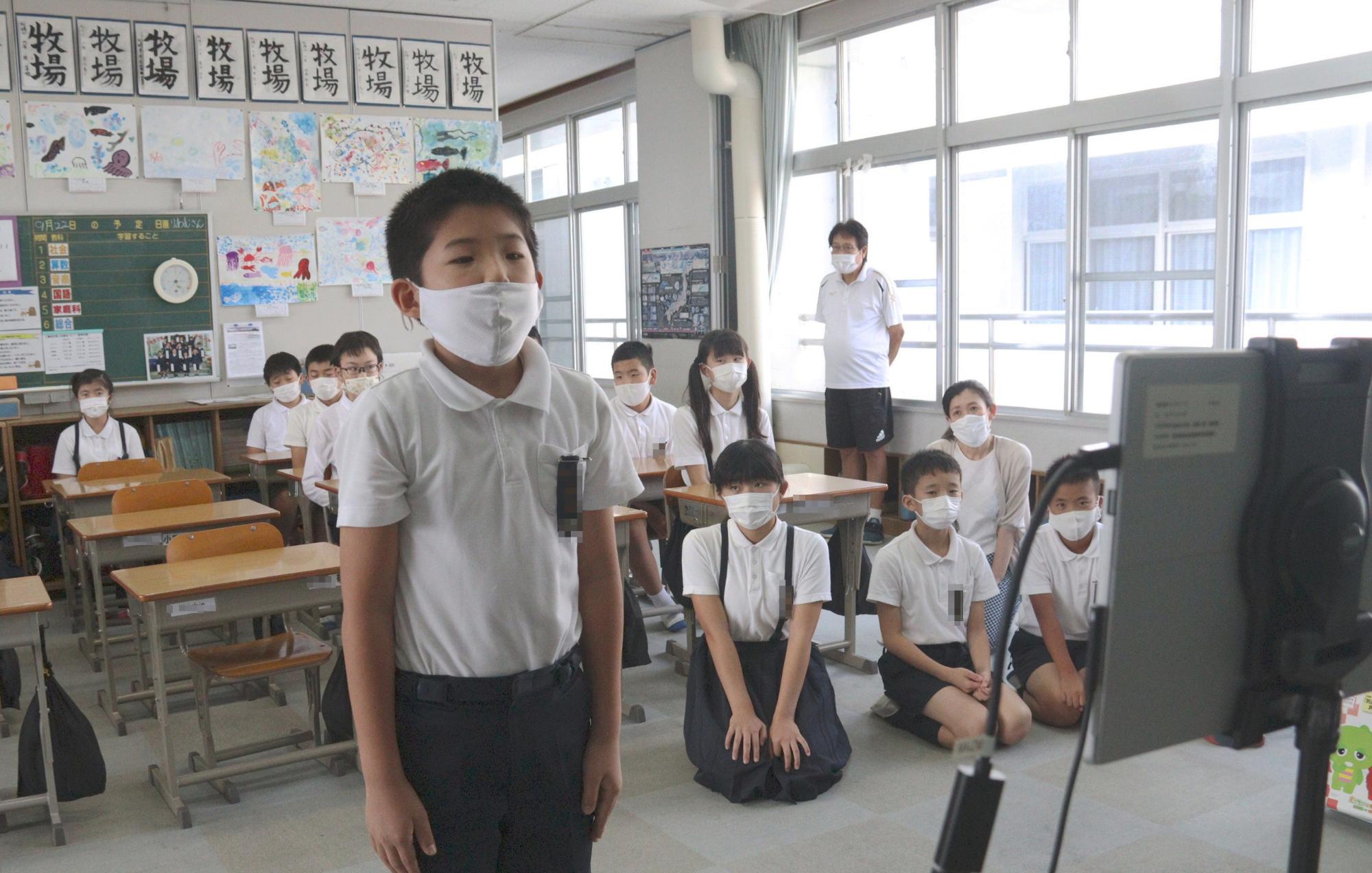 粟島で海岸清掃を行ったことや、SDGsについて学習したことを発表