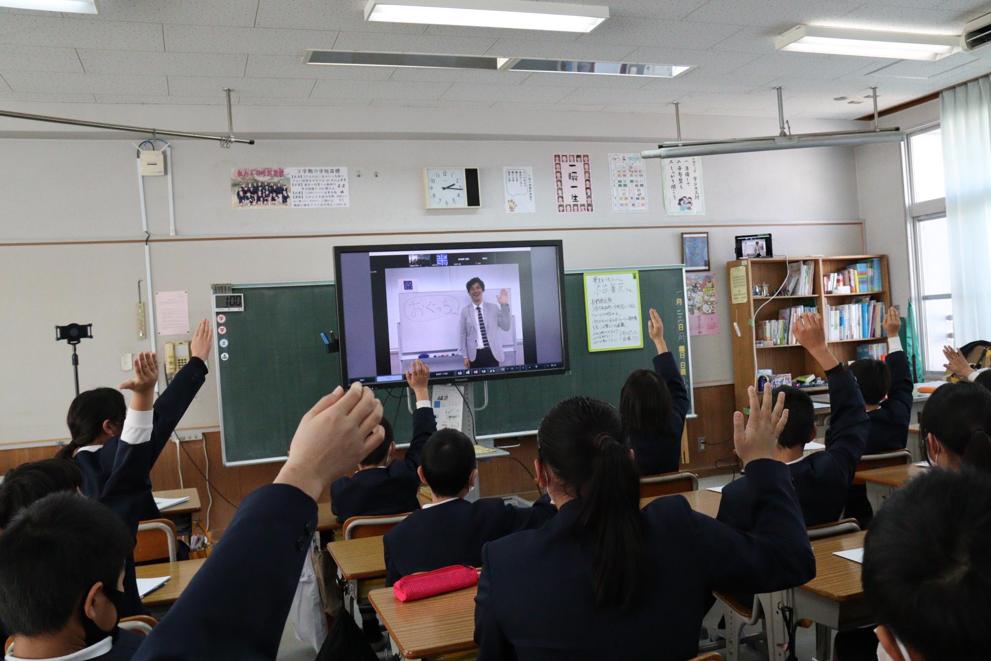 画面越しにコミュニケーションする夢先生と子どもたち