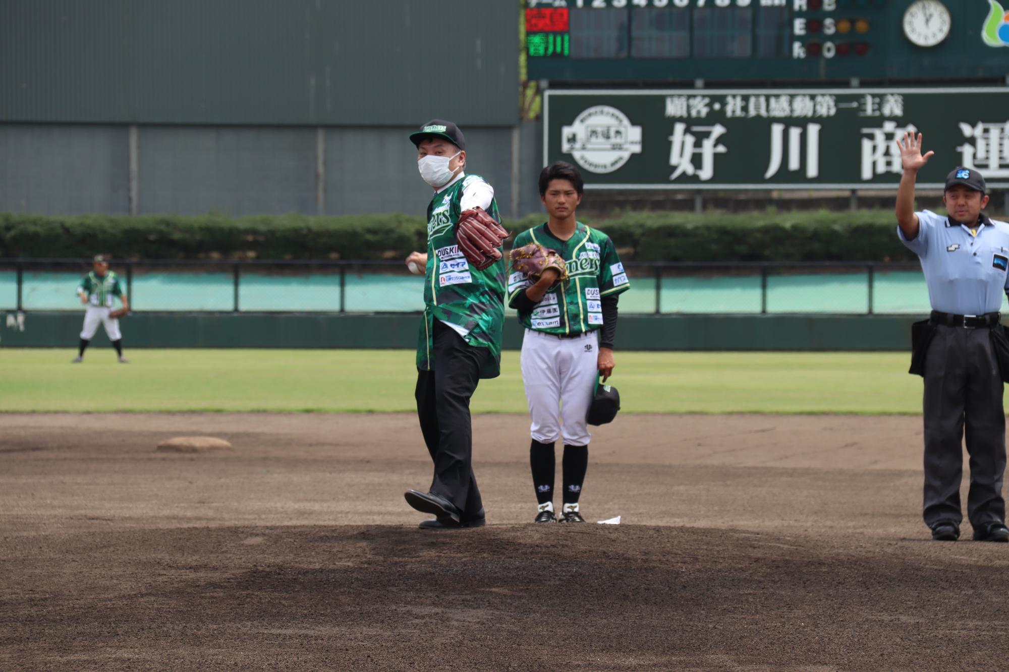 始球式を行う山下市長