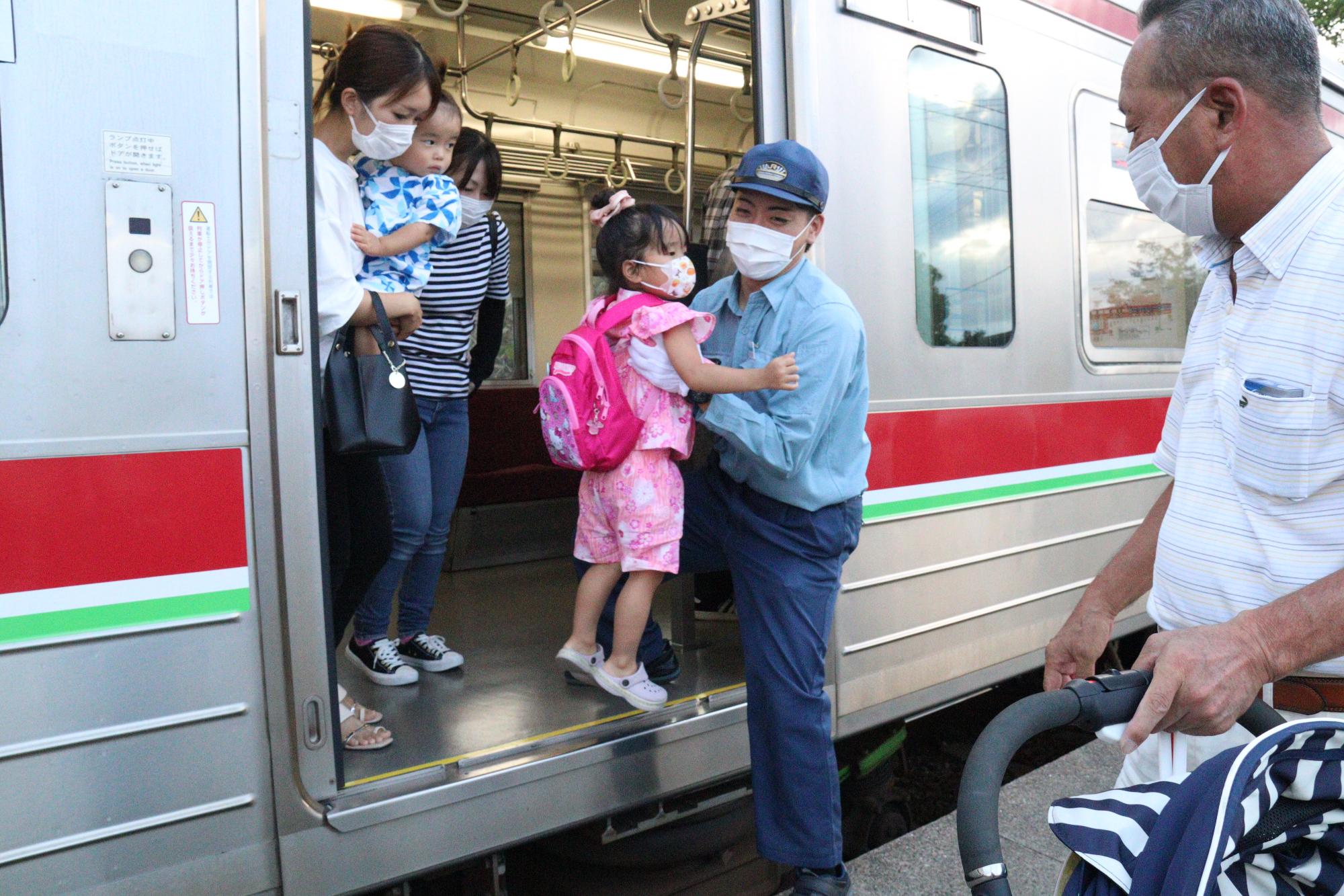 乗務員が降車の手伝い