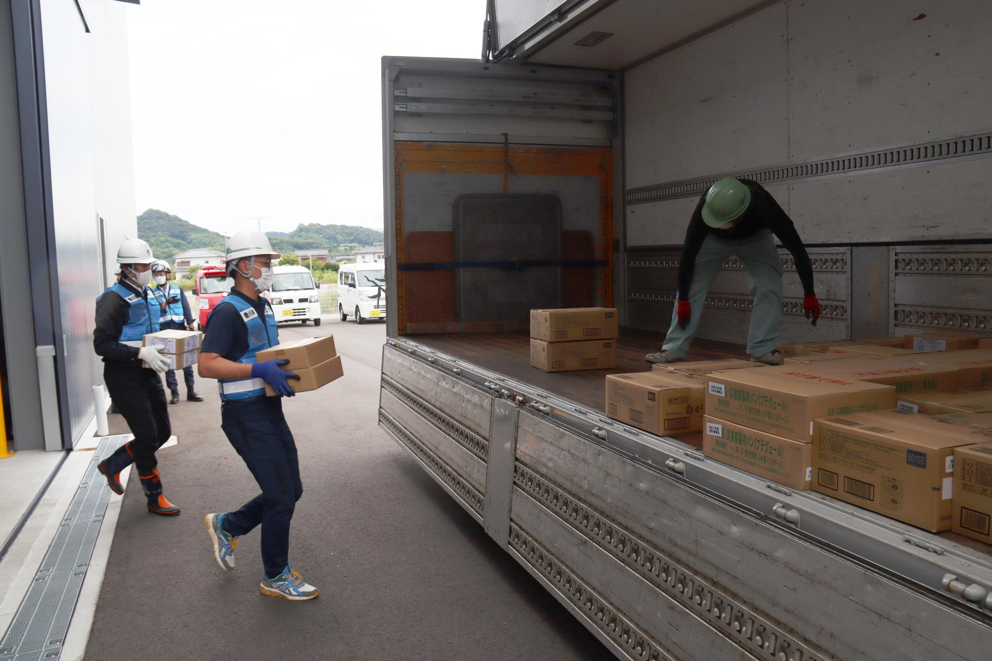 輸送車両へ支援物資を積み込み