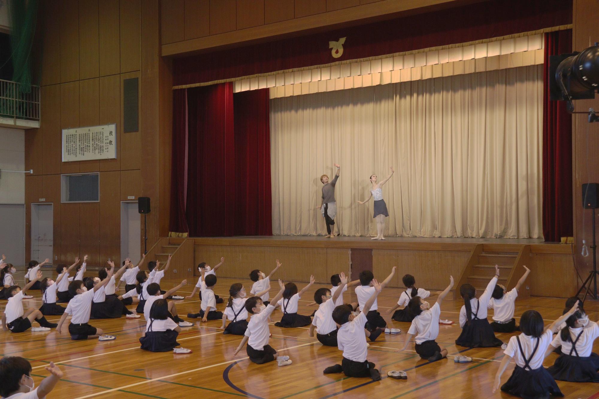 子どもたちも振り付けを体験