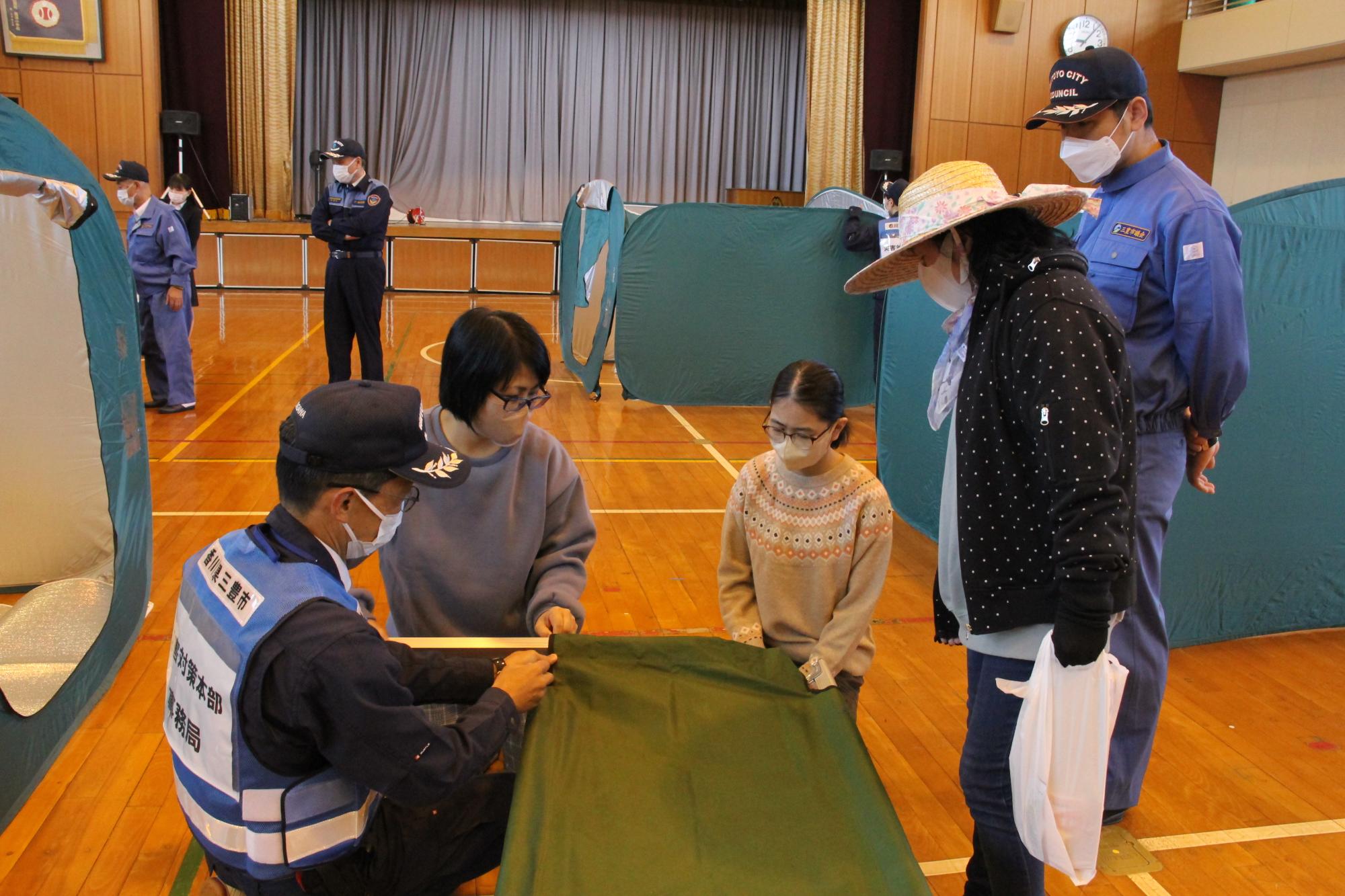 簡易ベッドを組み立てます