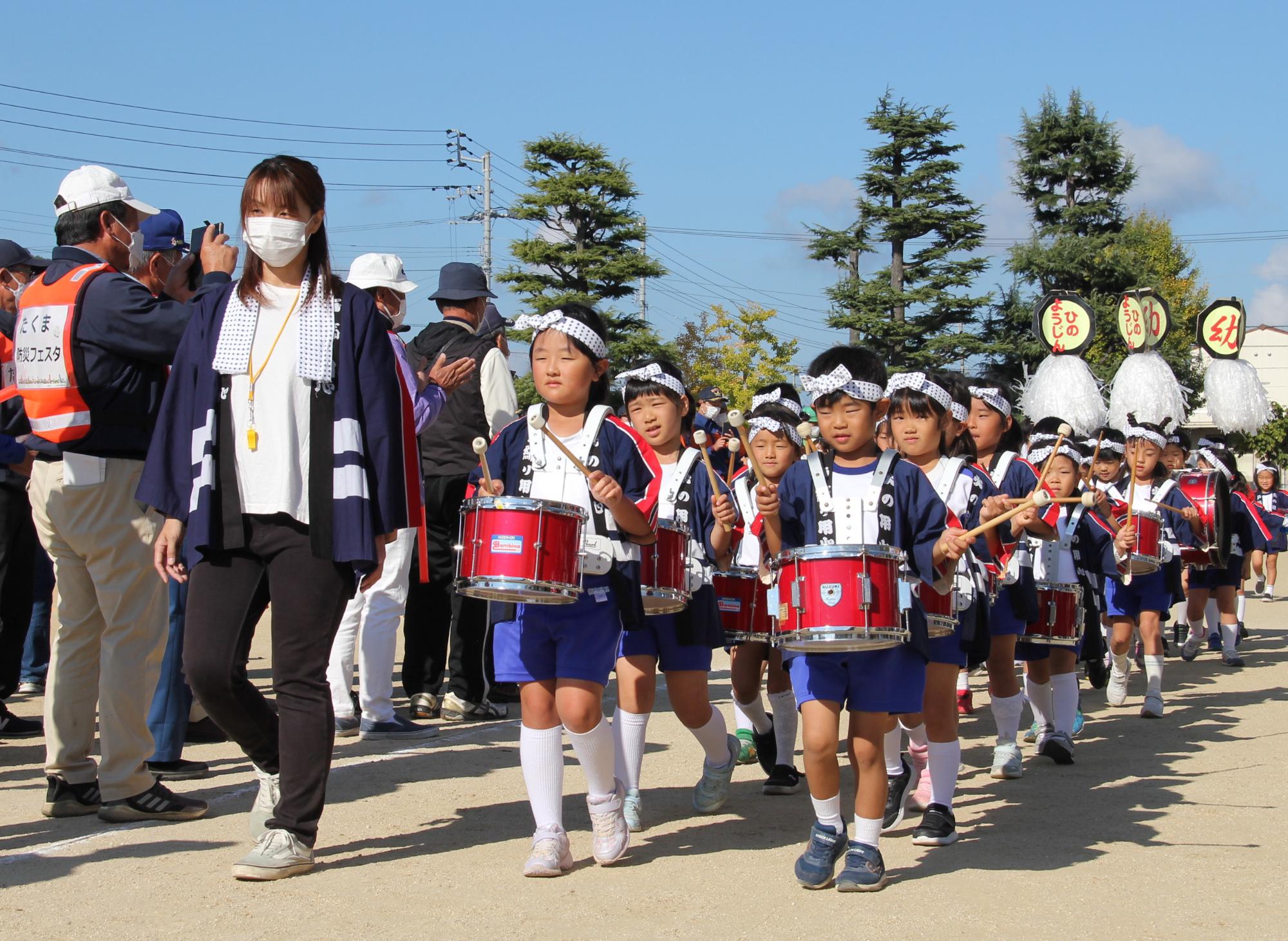 子どもたちによる防災パレード