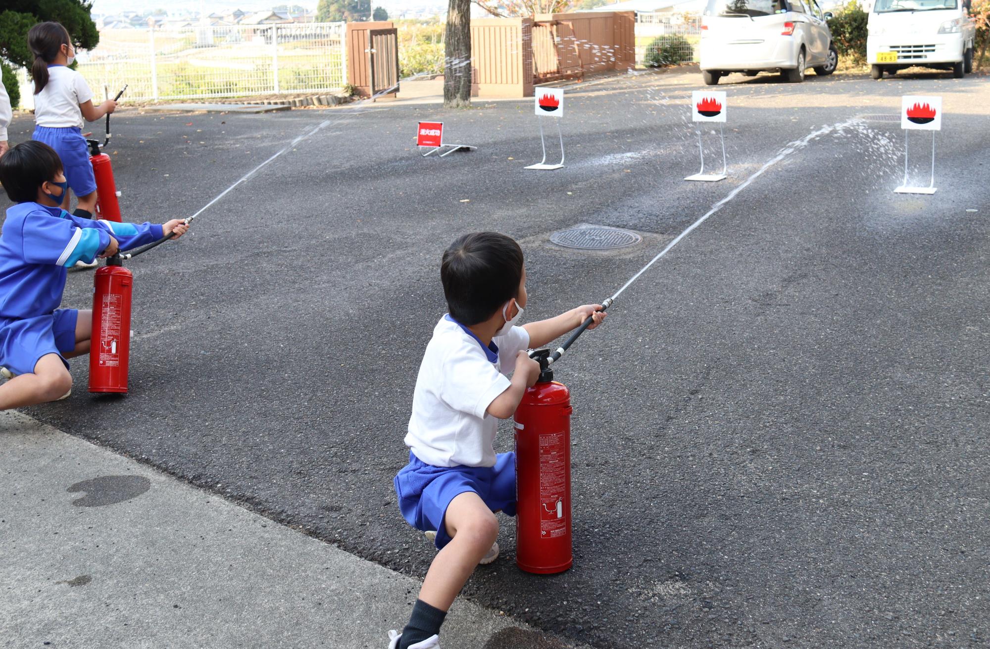 水を使って消火器体験