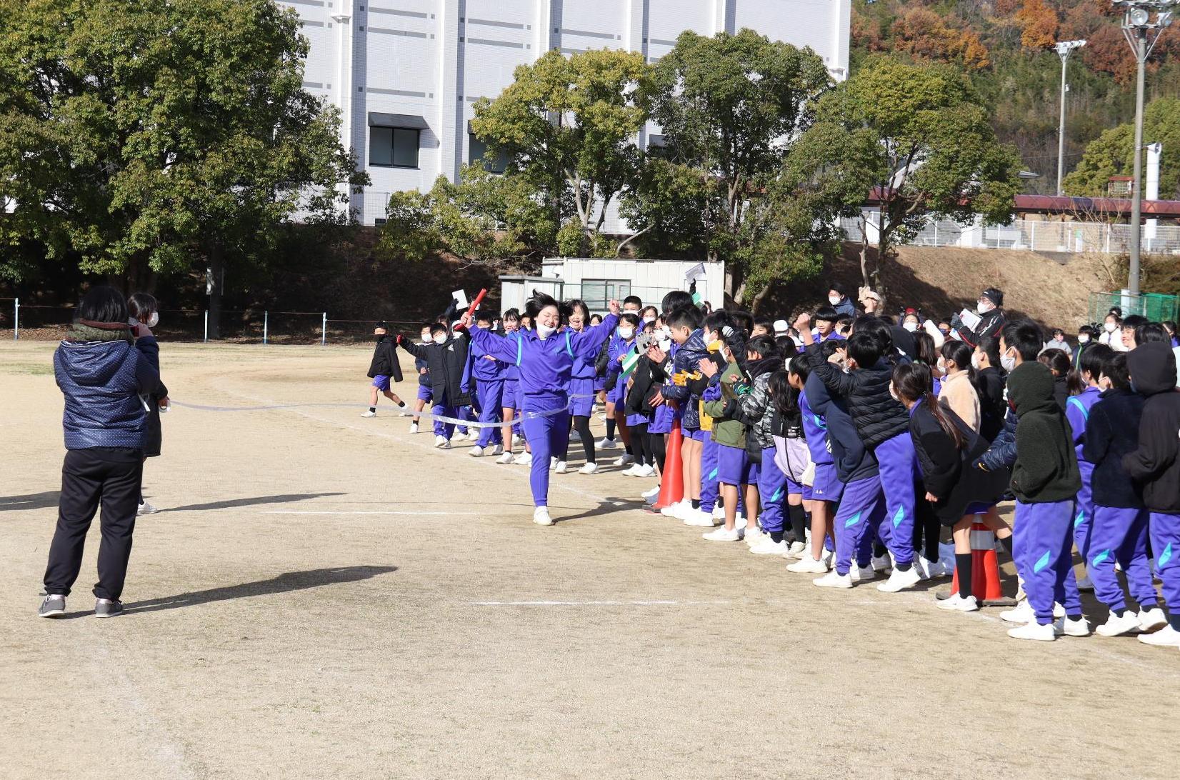 マラソン大会のゴールシーン