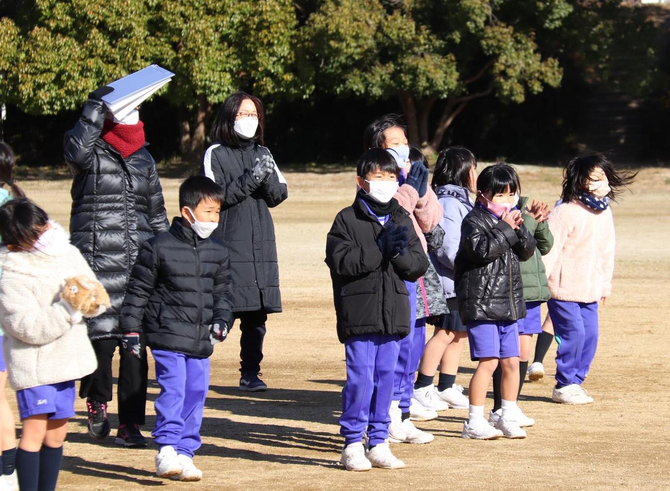 応援する子どもたち