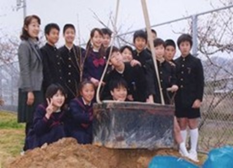 埋めた当時の集合写真