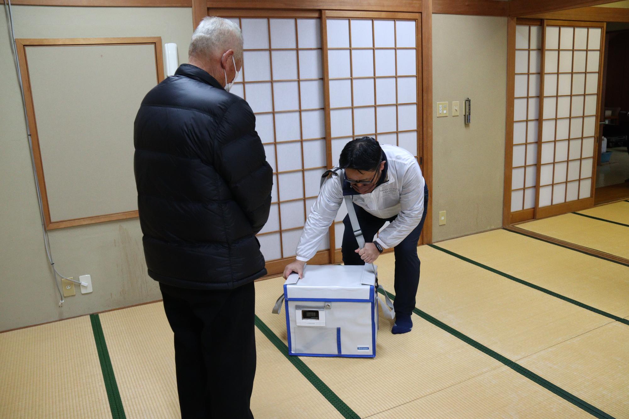 医療品を入れた宅配ボックスを利用者の元まで配達
