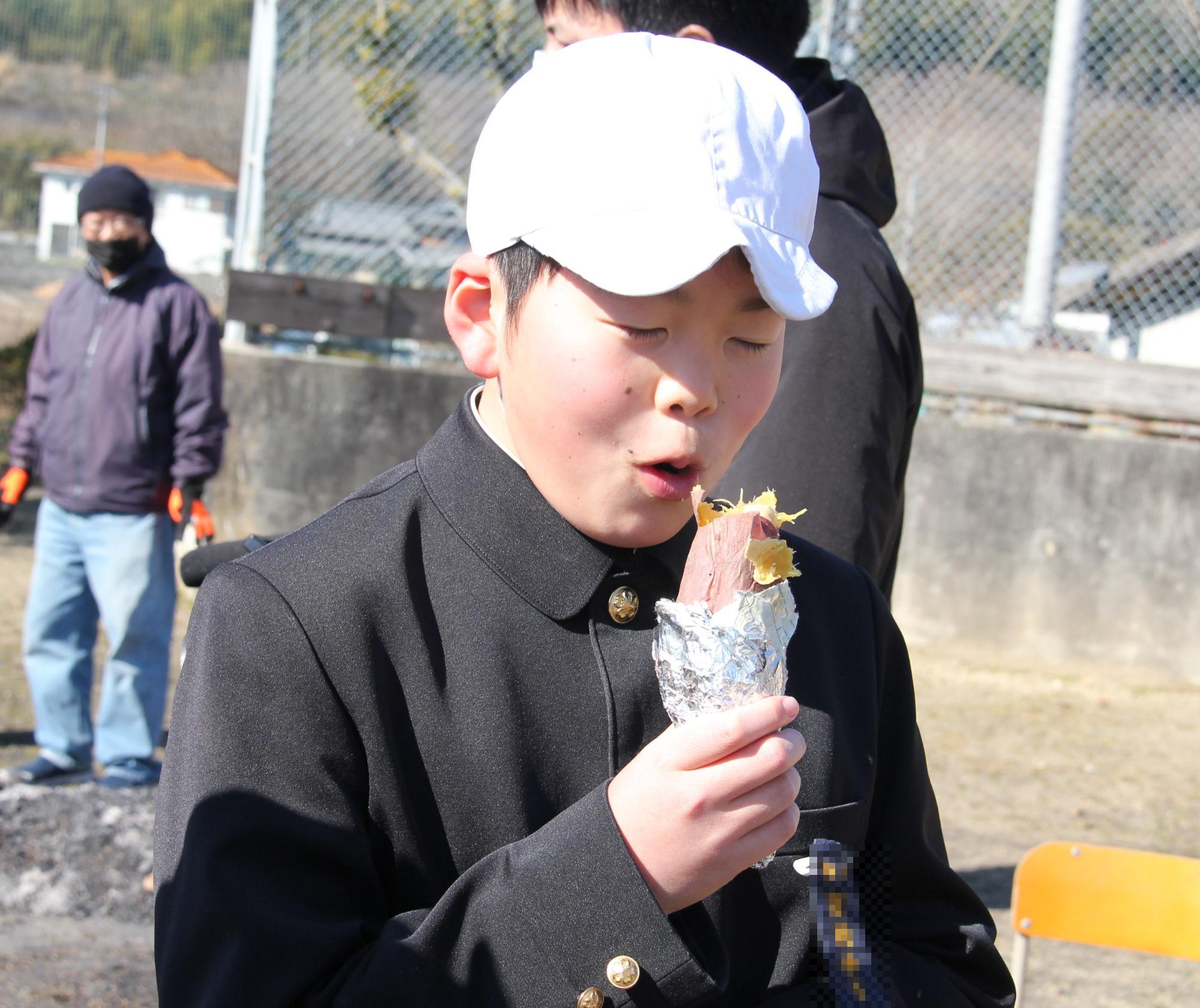 焼いもを試食する