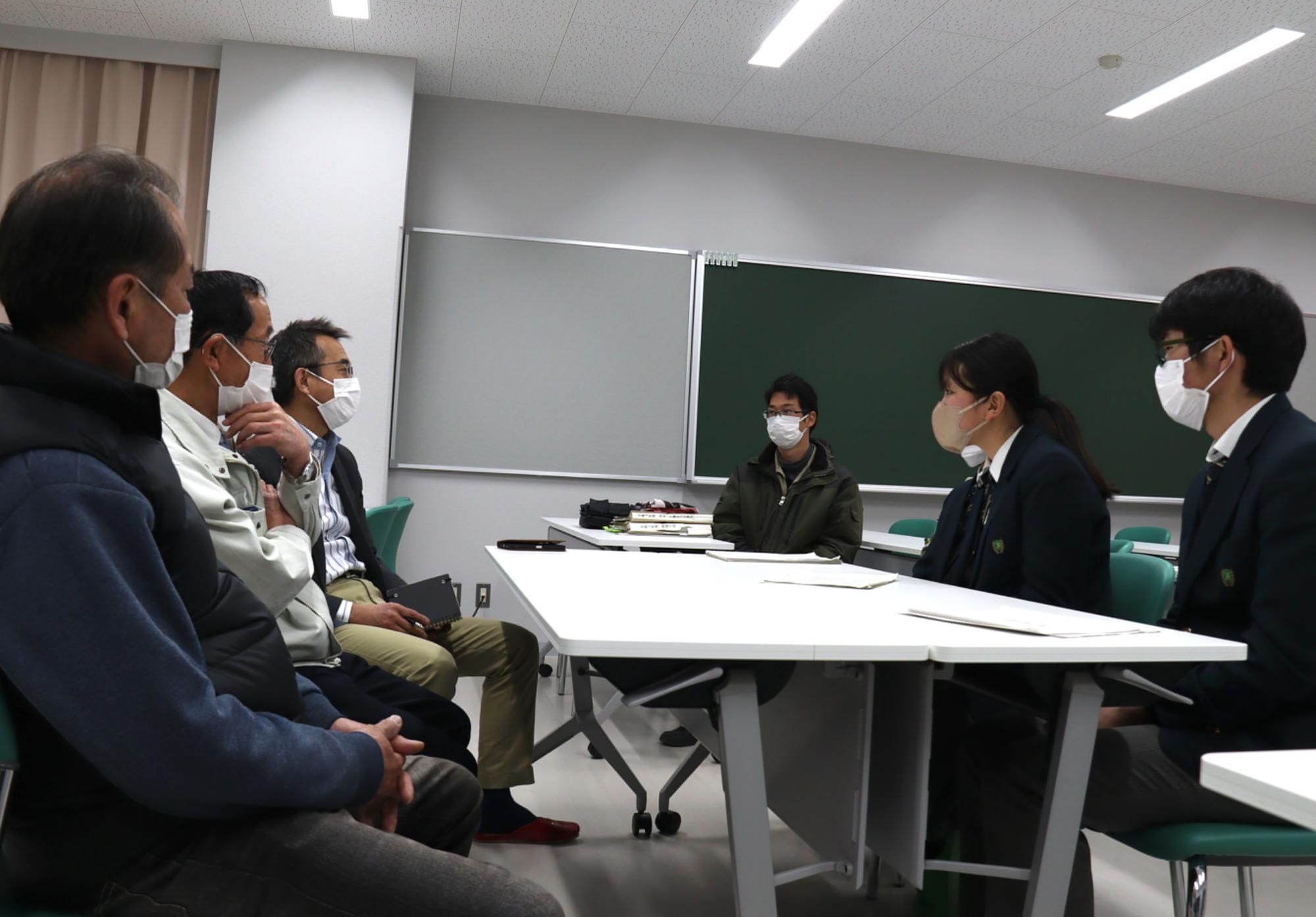 講師と高校生で意見交換会を実施