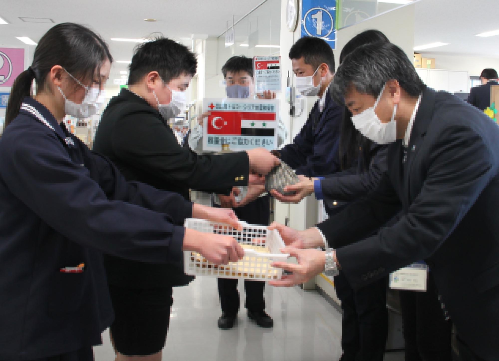 募金を福祉課へ手渡します