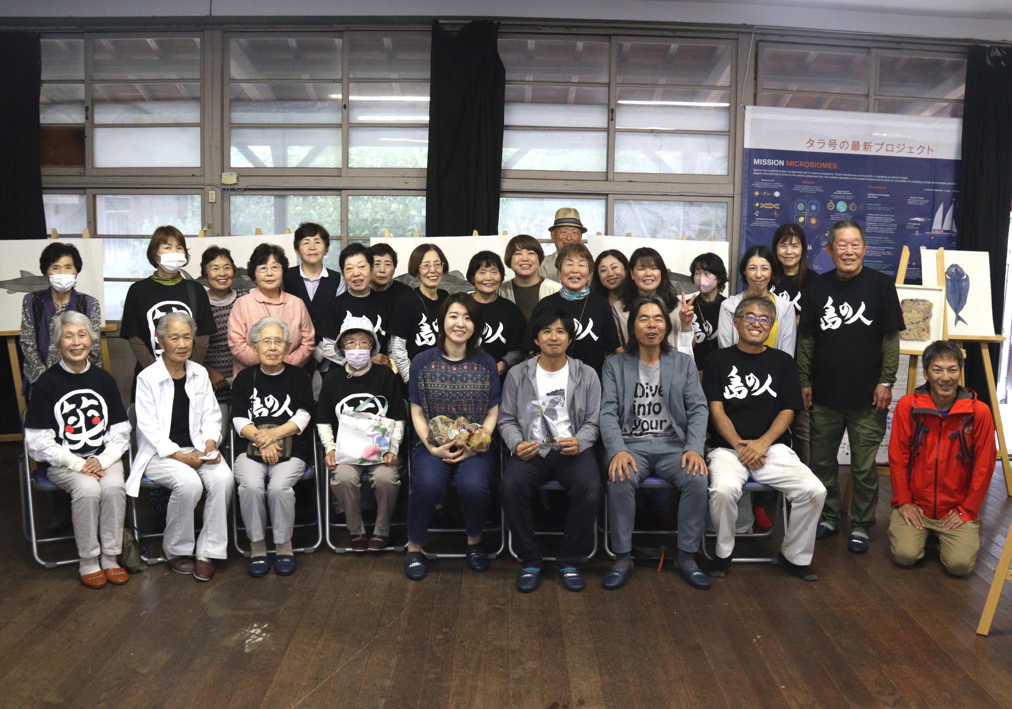村民の皆さんと集合写真