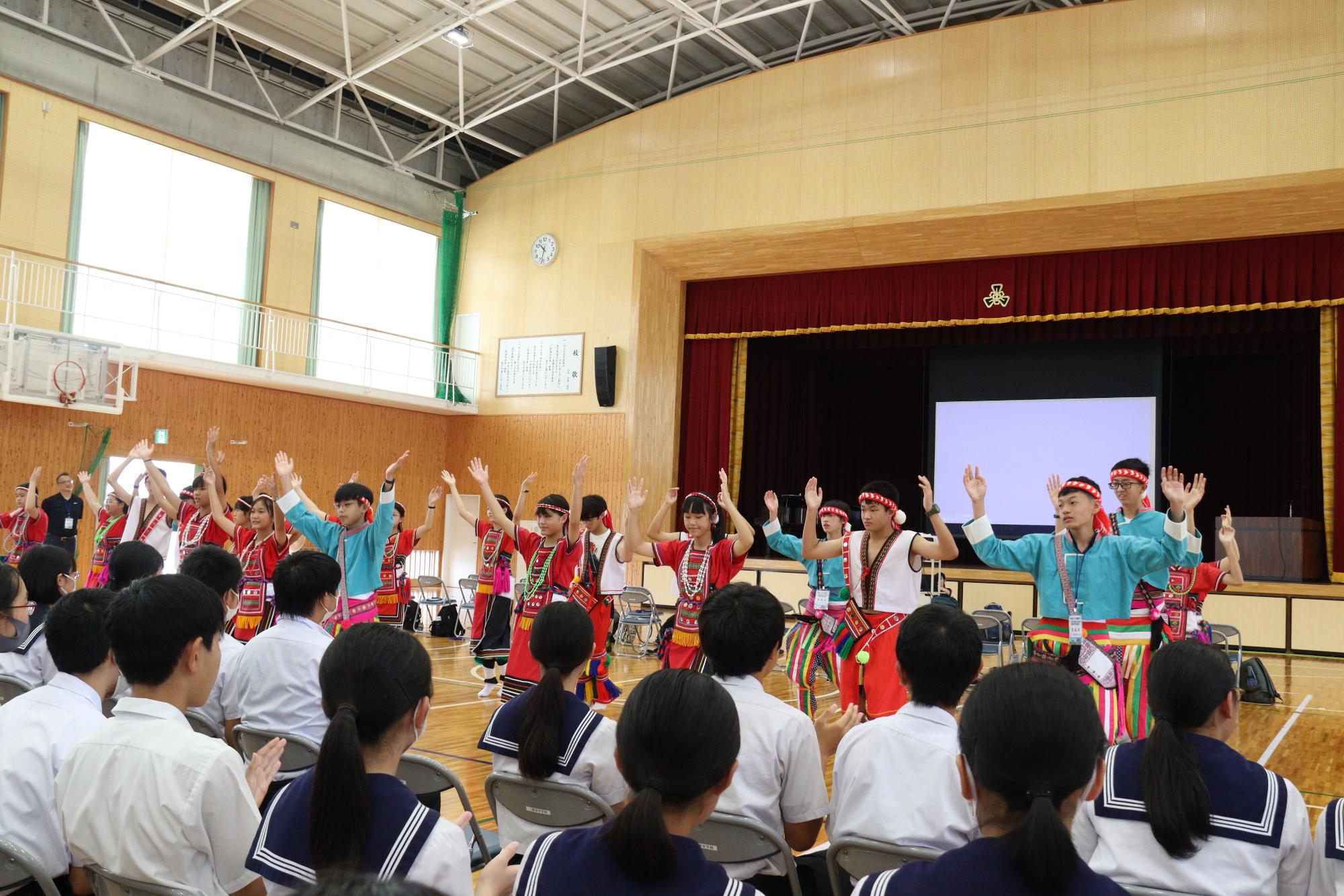 台湾の中学生と交流