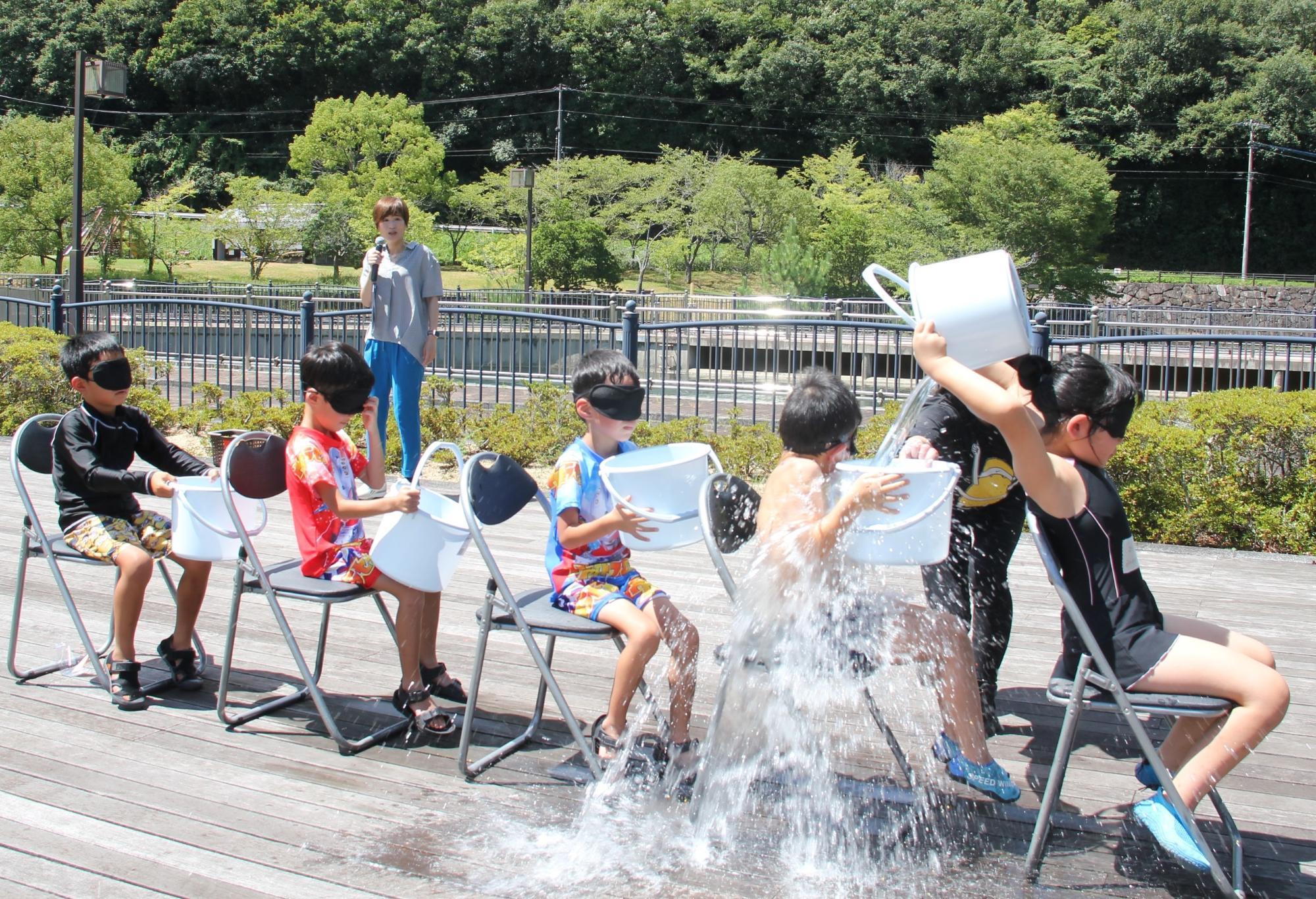 目隠しでバケツリレー