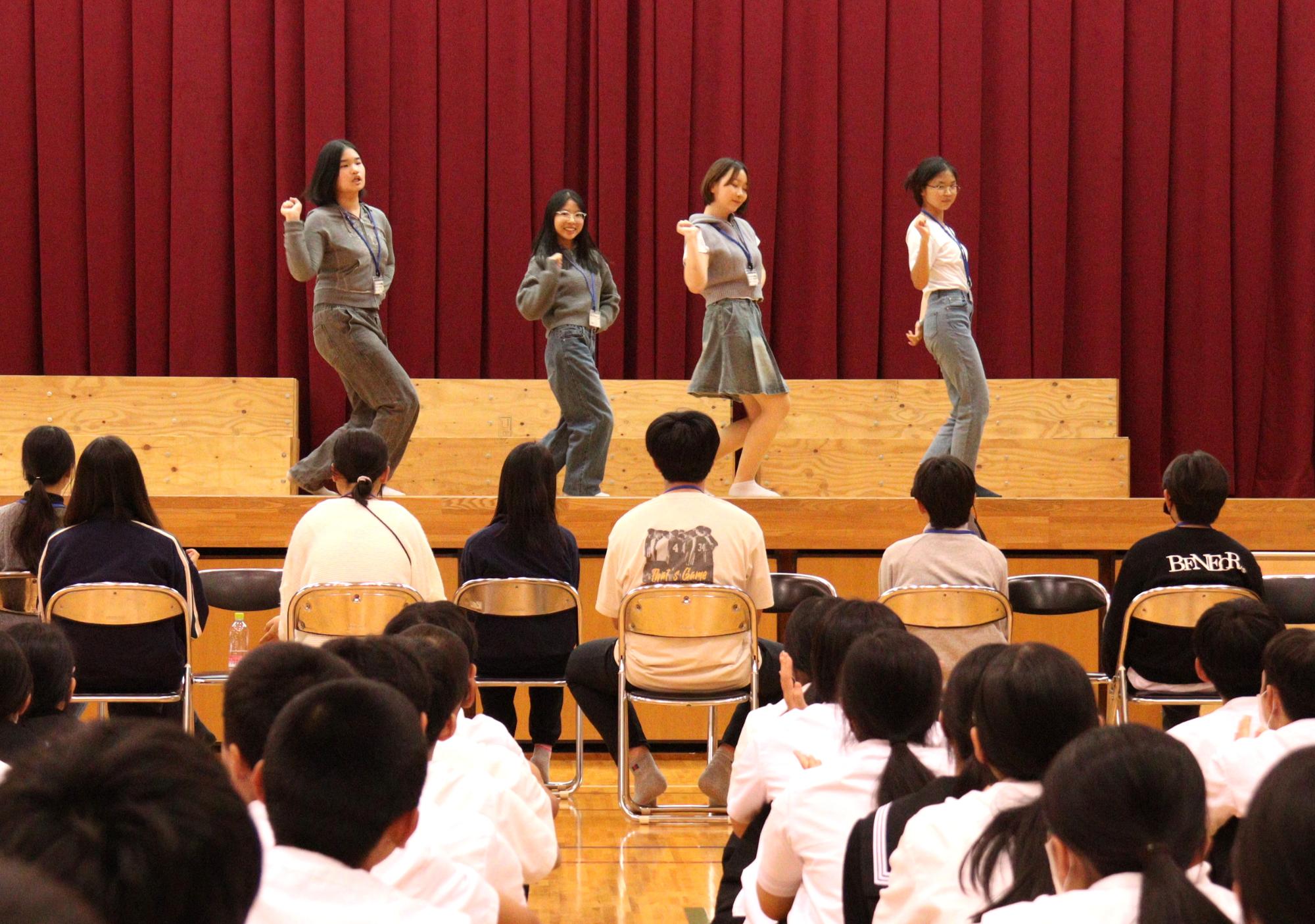 韓国の学生によるダンス披露