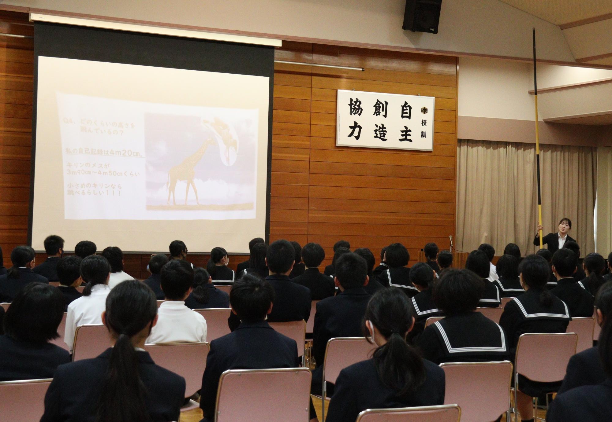 講演する田中伶奈さん