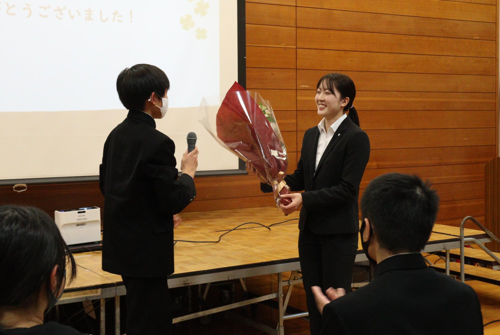 生徒代表からお礼のことばと花束が贈られました