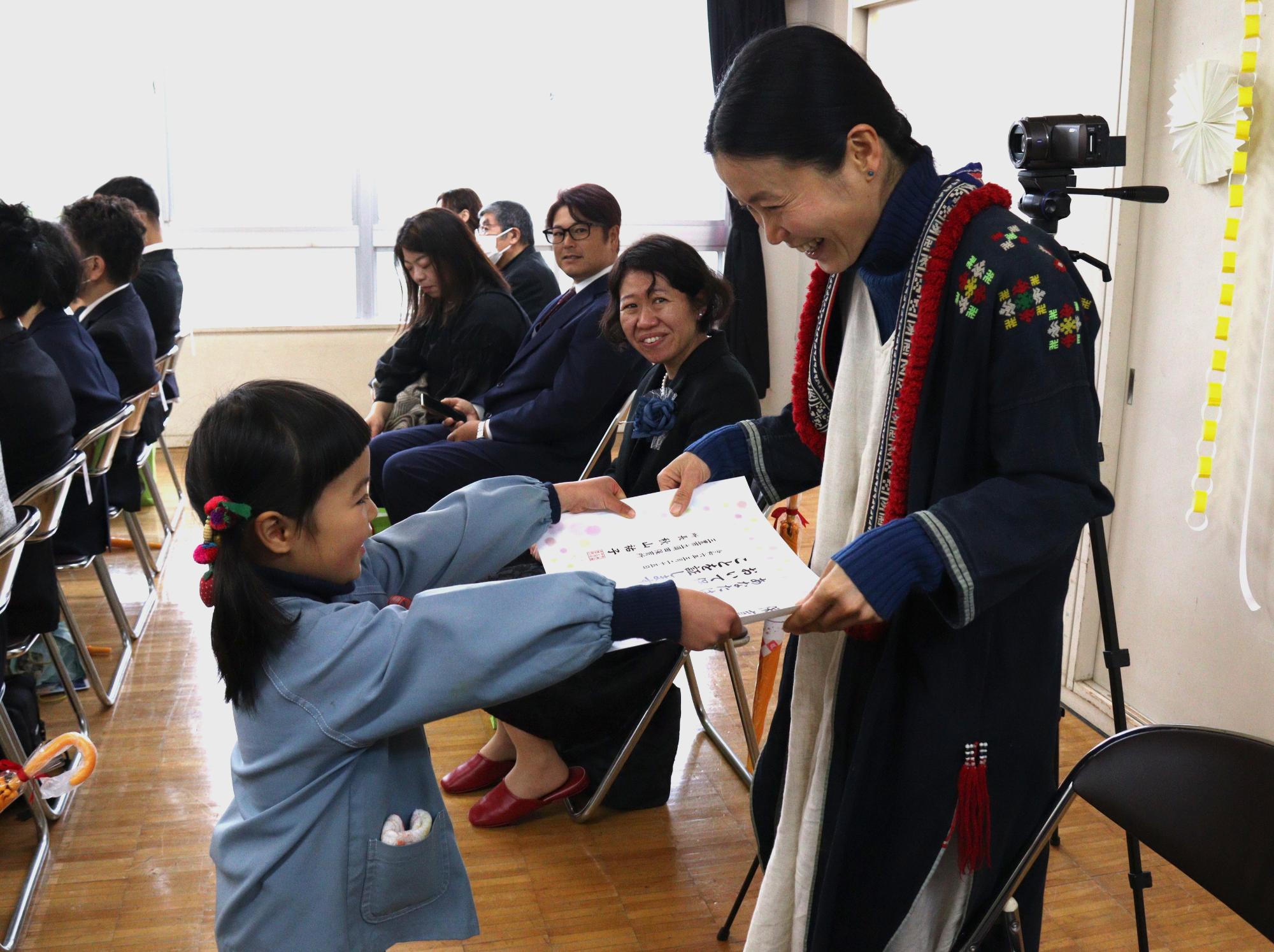 修了証書を子どもからお母さんに手渡します