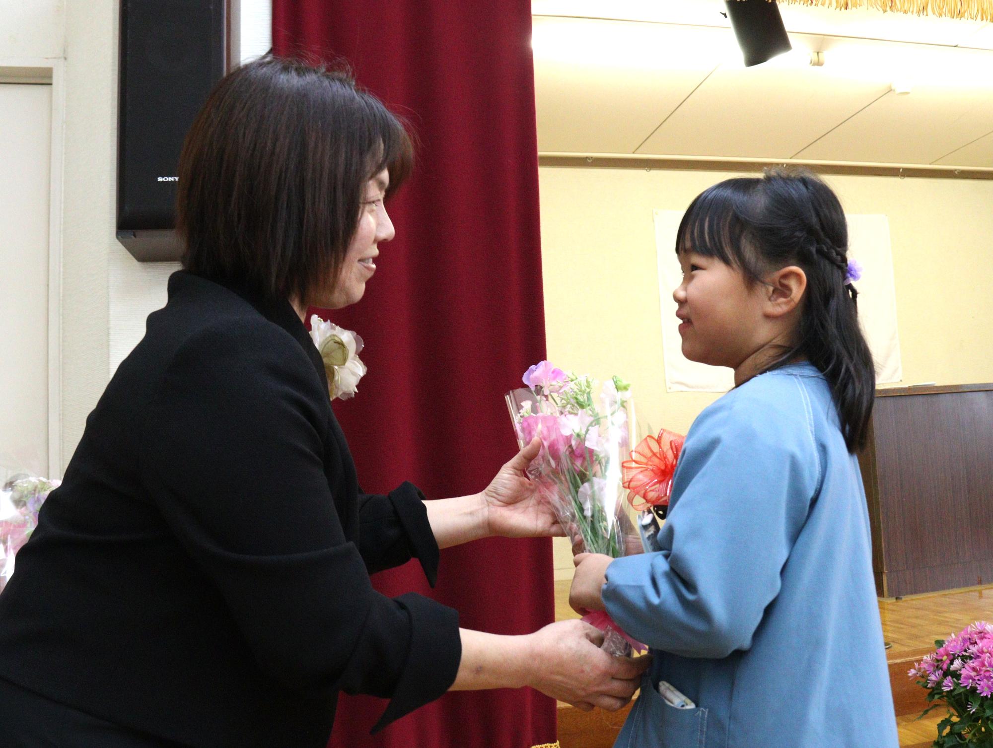 所長先生から花束が渡されました
