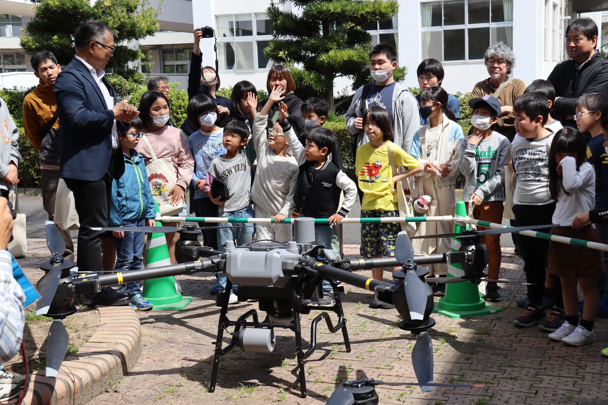 ドローンを見学する子どもたち