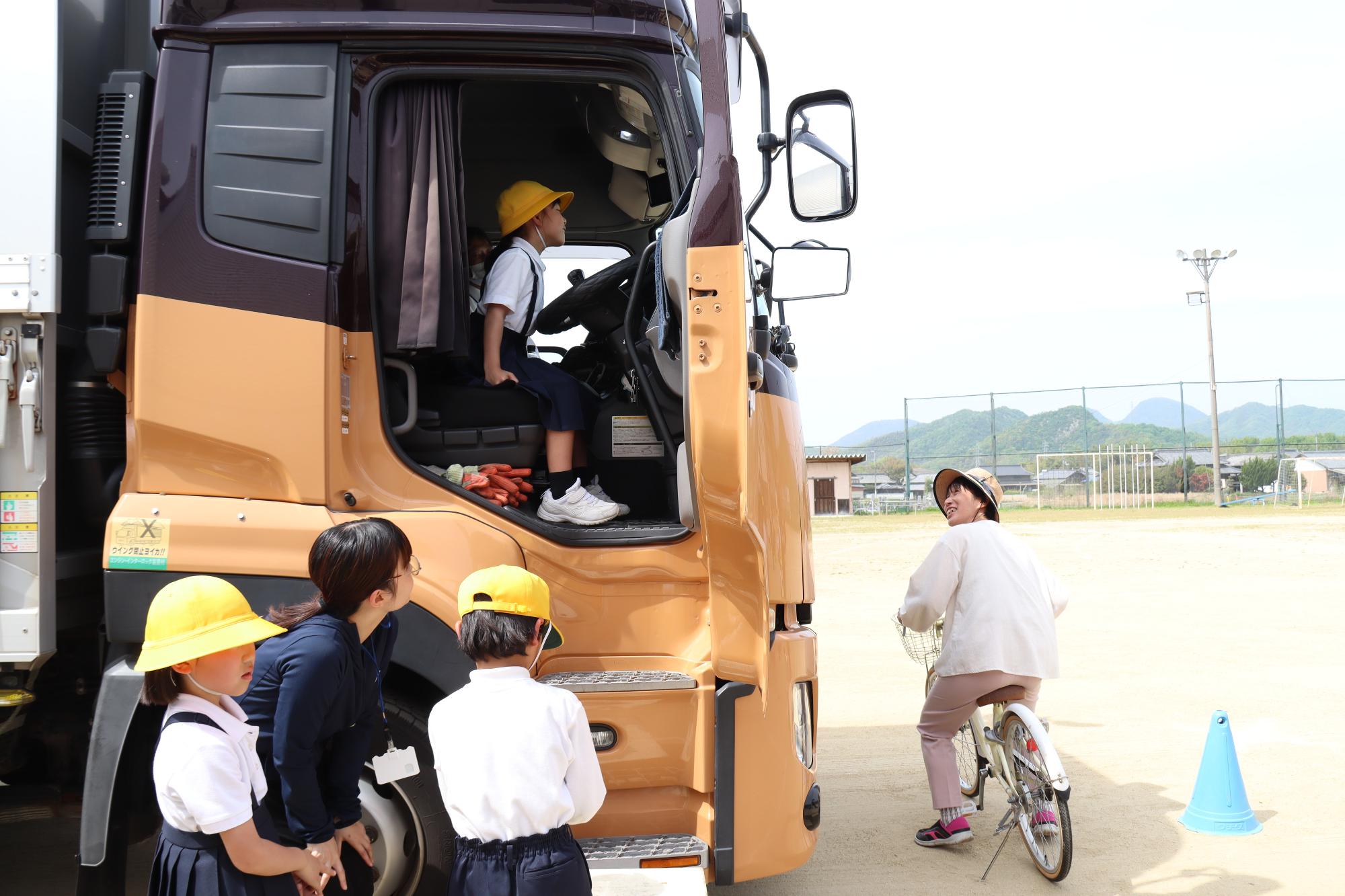 トラックから交通安全と省エネを学びました（二ノ宮小学校）