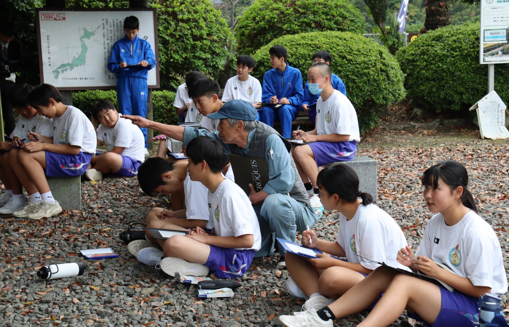 講師の指導を受け、熱心に鉛筆を走らせます