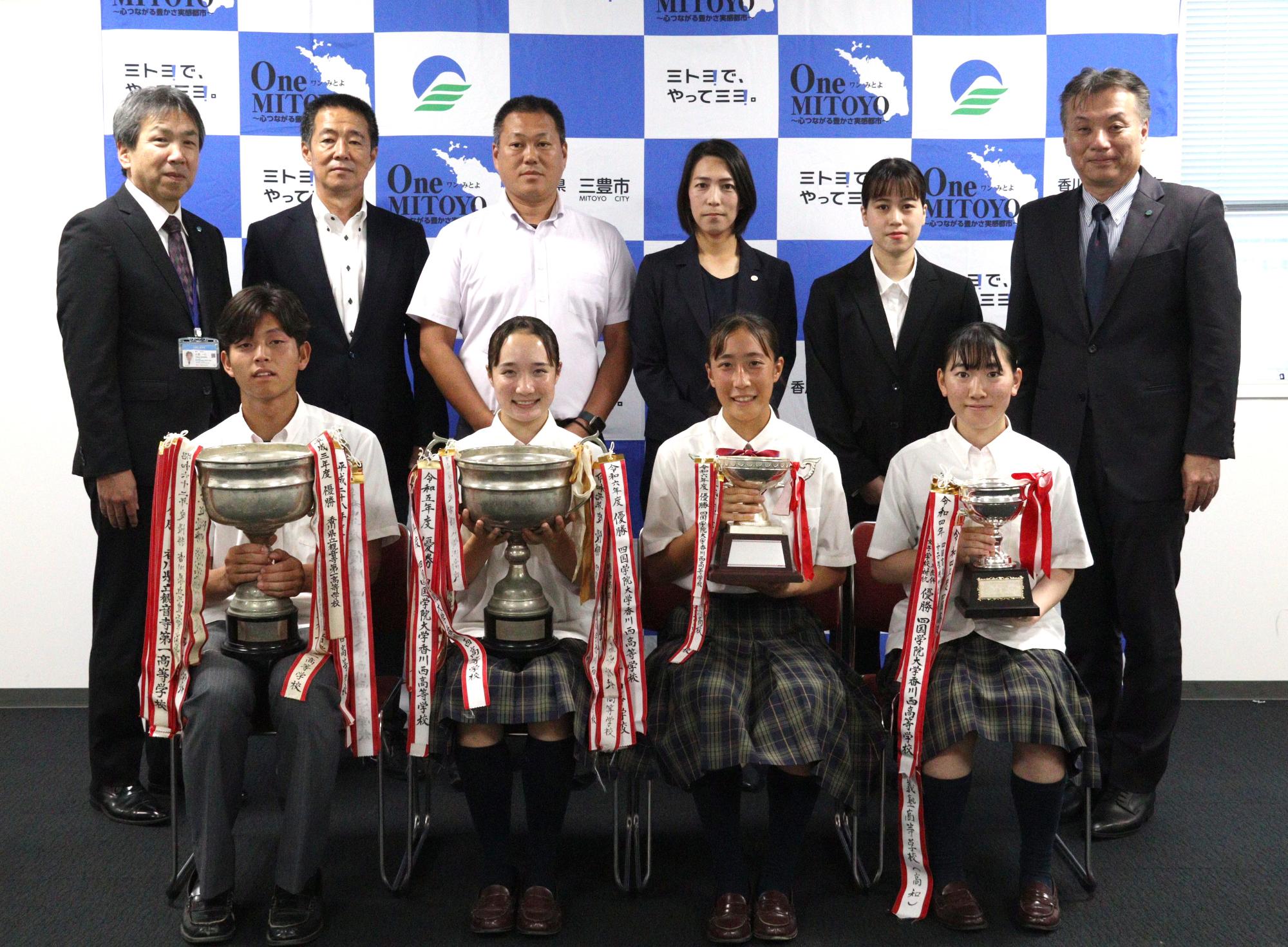 全国大会に出場する香川西高等学校の代表生徒