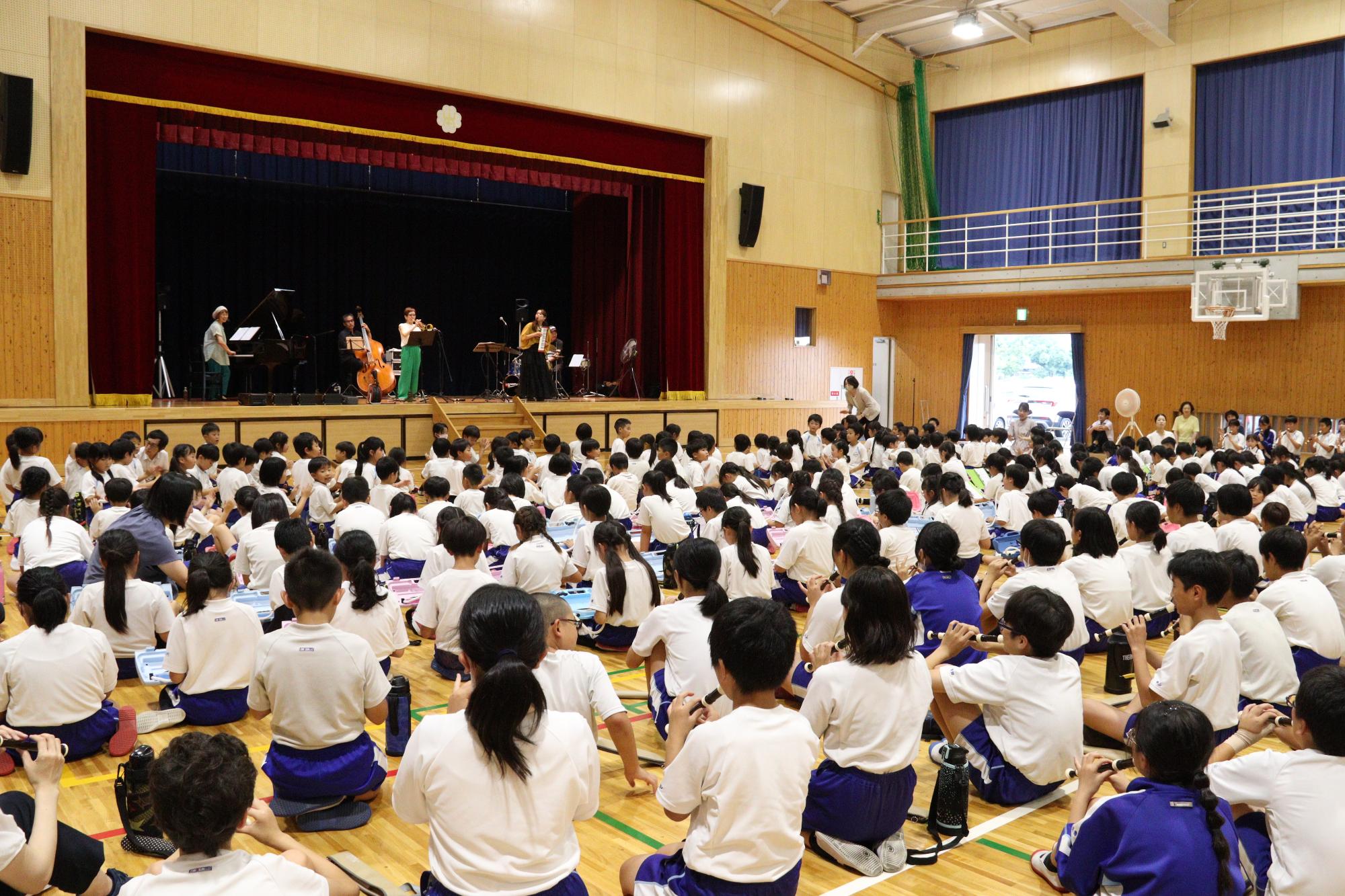 全員で「茶色の小びん」を演奏
