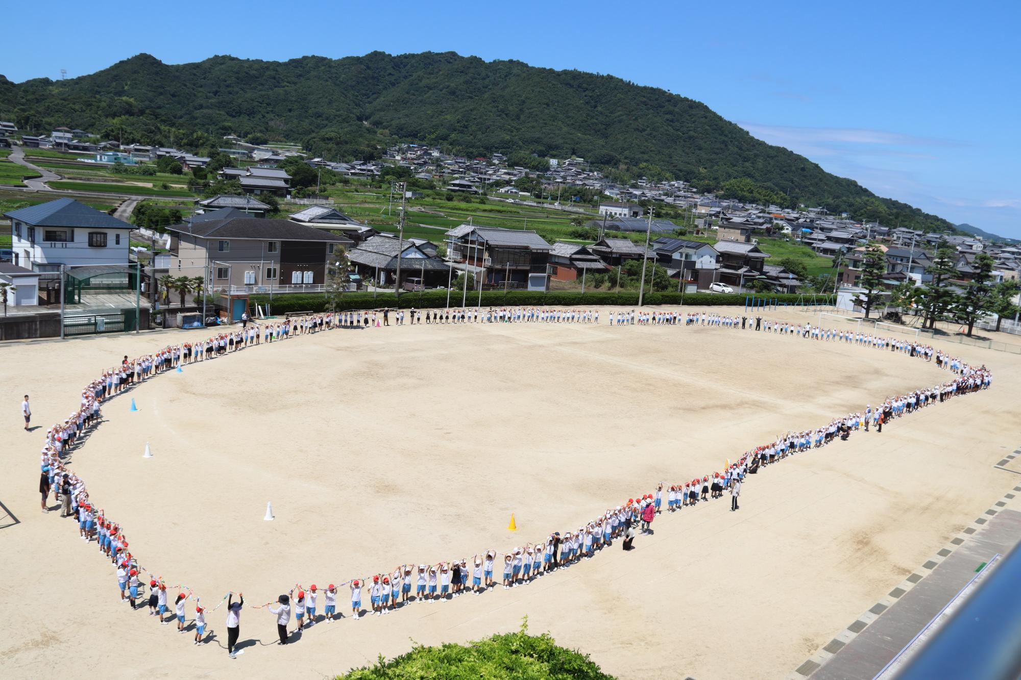 全校生徒で輪飾りを持ちました(詫間小）