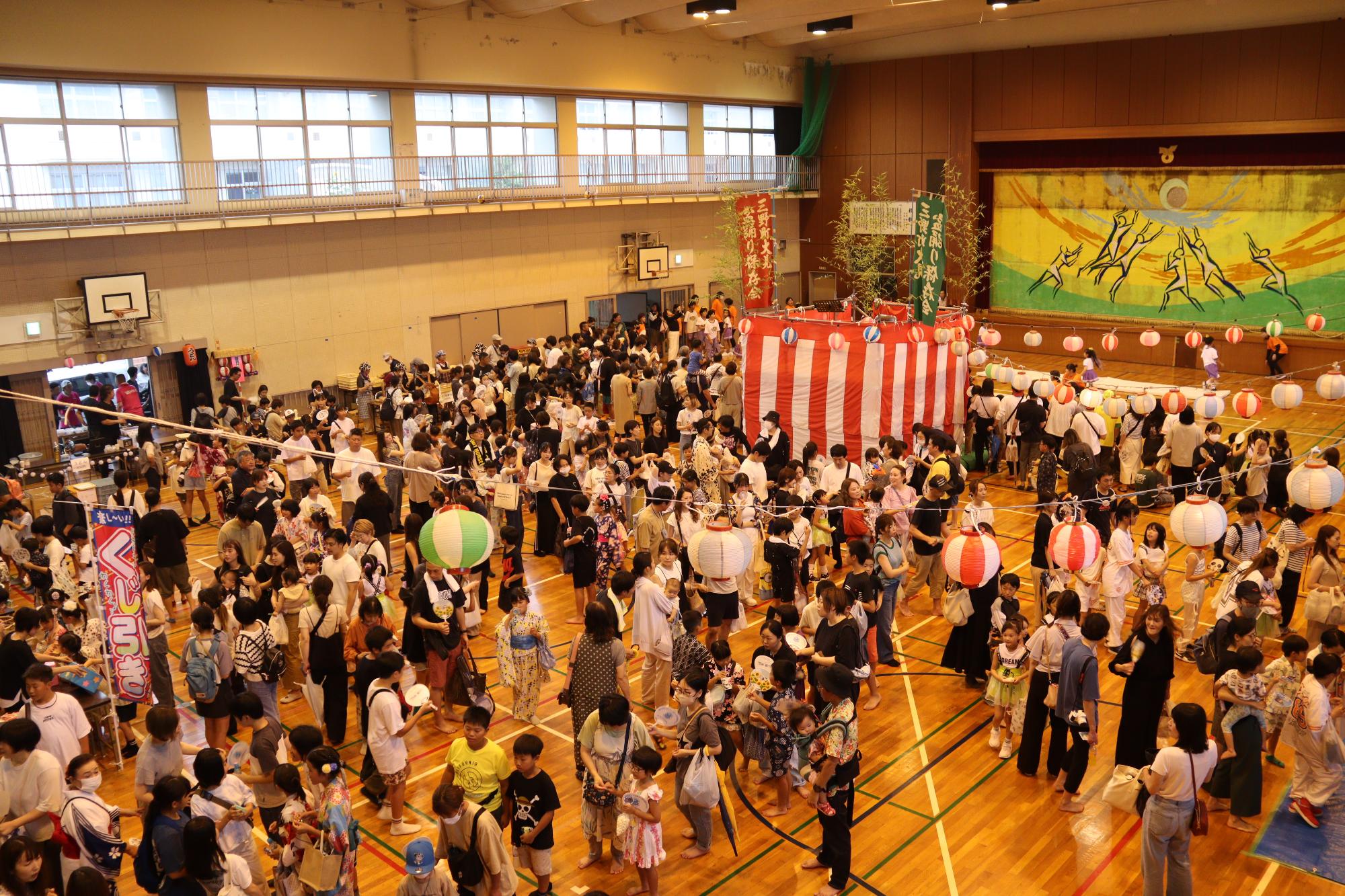 会場が人で埋め尽くされました