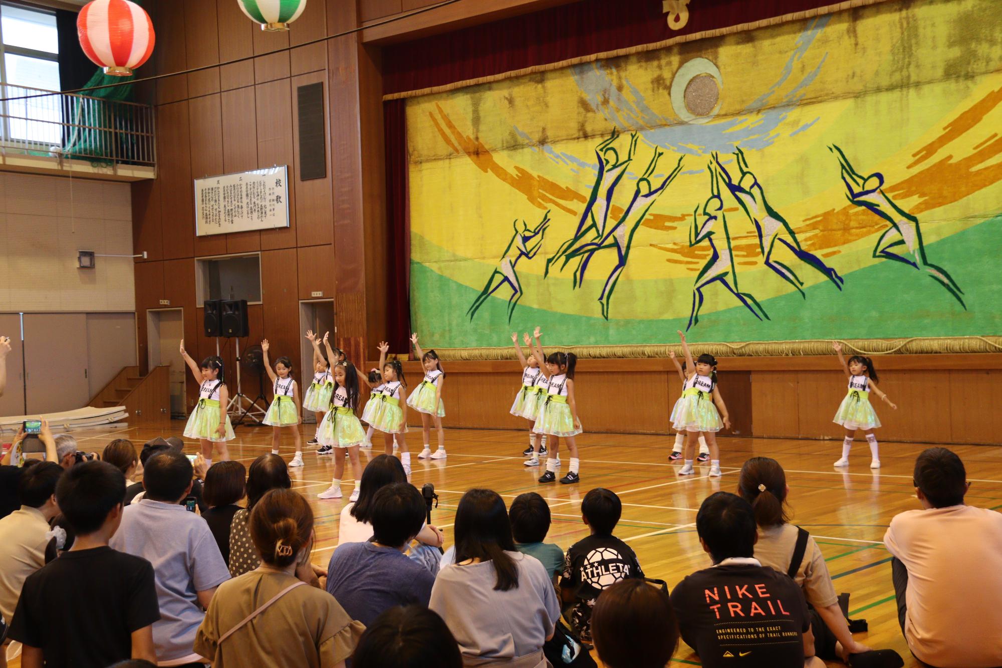 元気いっぱいのダンスが披露されました