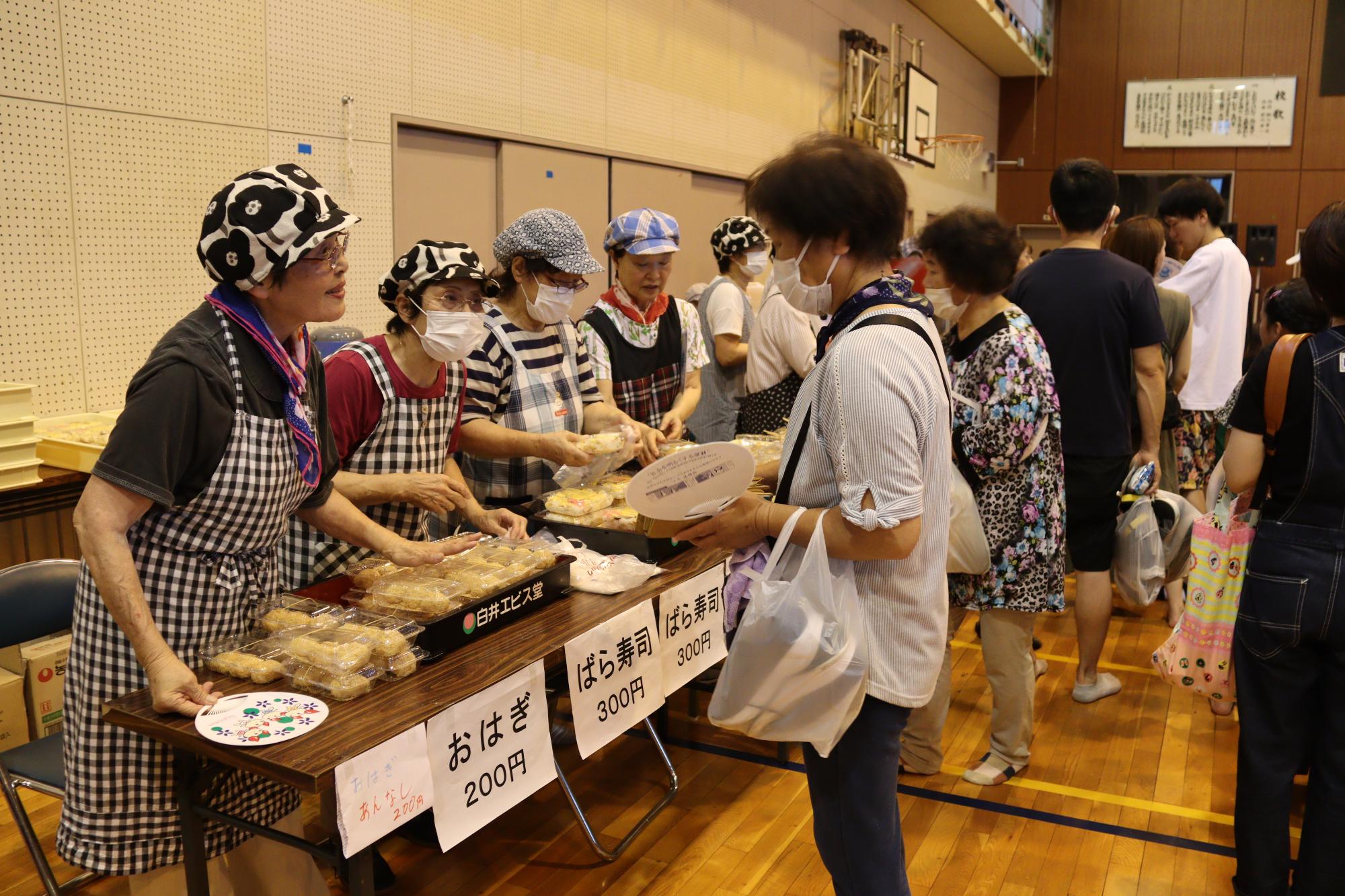 地元の人たち手作りのばら寿司などの販売もありました