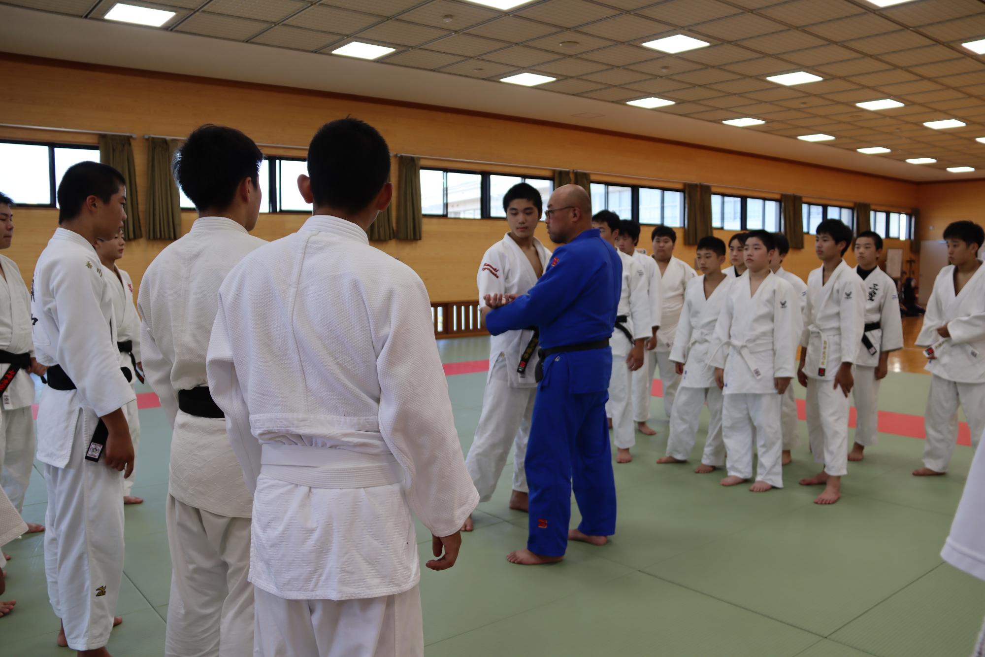 指導者の話を真剣に聞く柔道部員