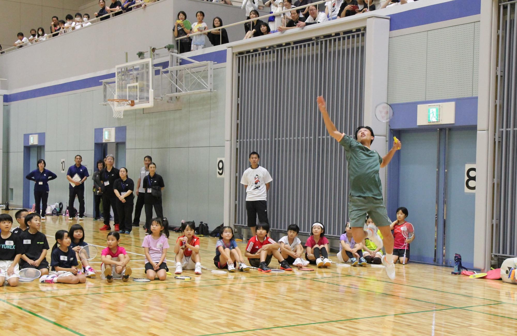 桃田選手がスマッシュを披露