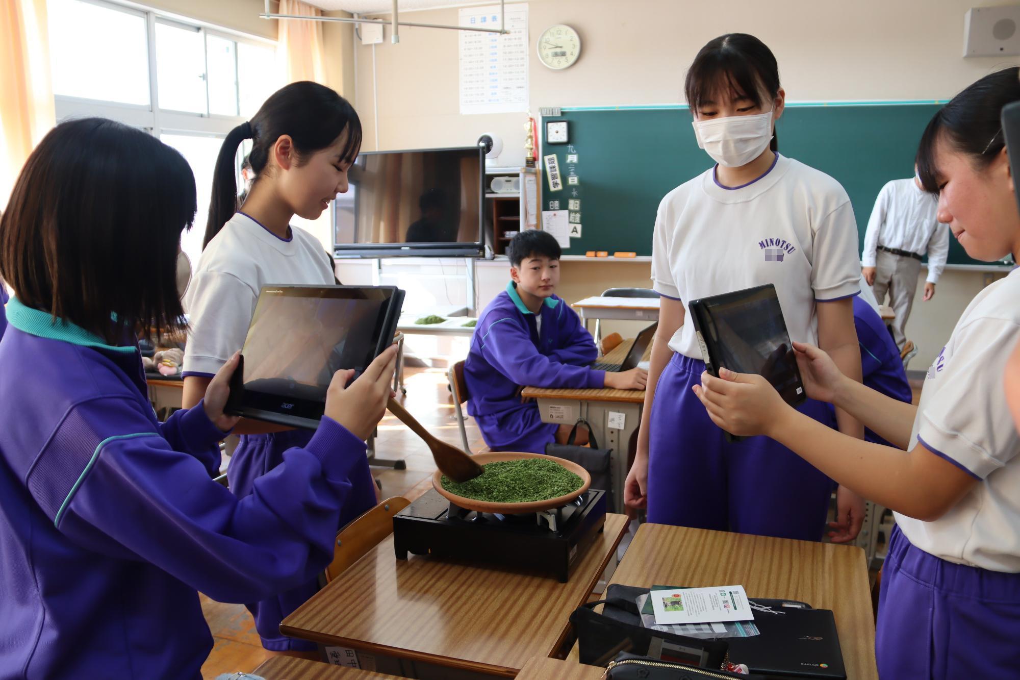 今後の探求学習発表のために、焙煎の様子を動画や写真にも納めました