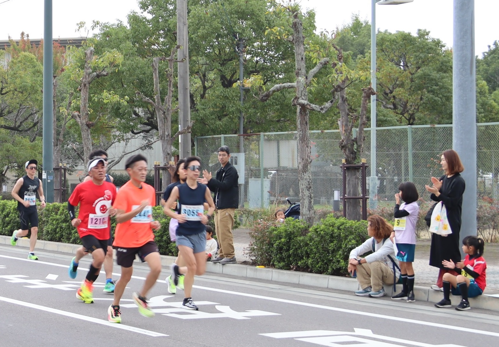 沿道の声援を受け、颯爽と走り抜けます