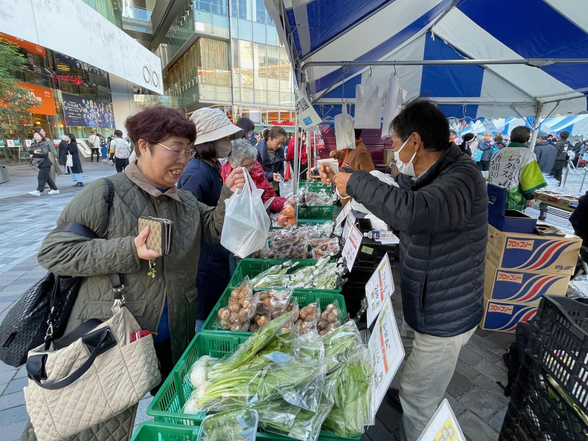 三豊産の農産物を販売