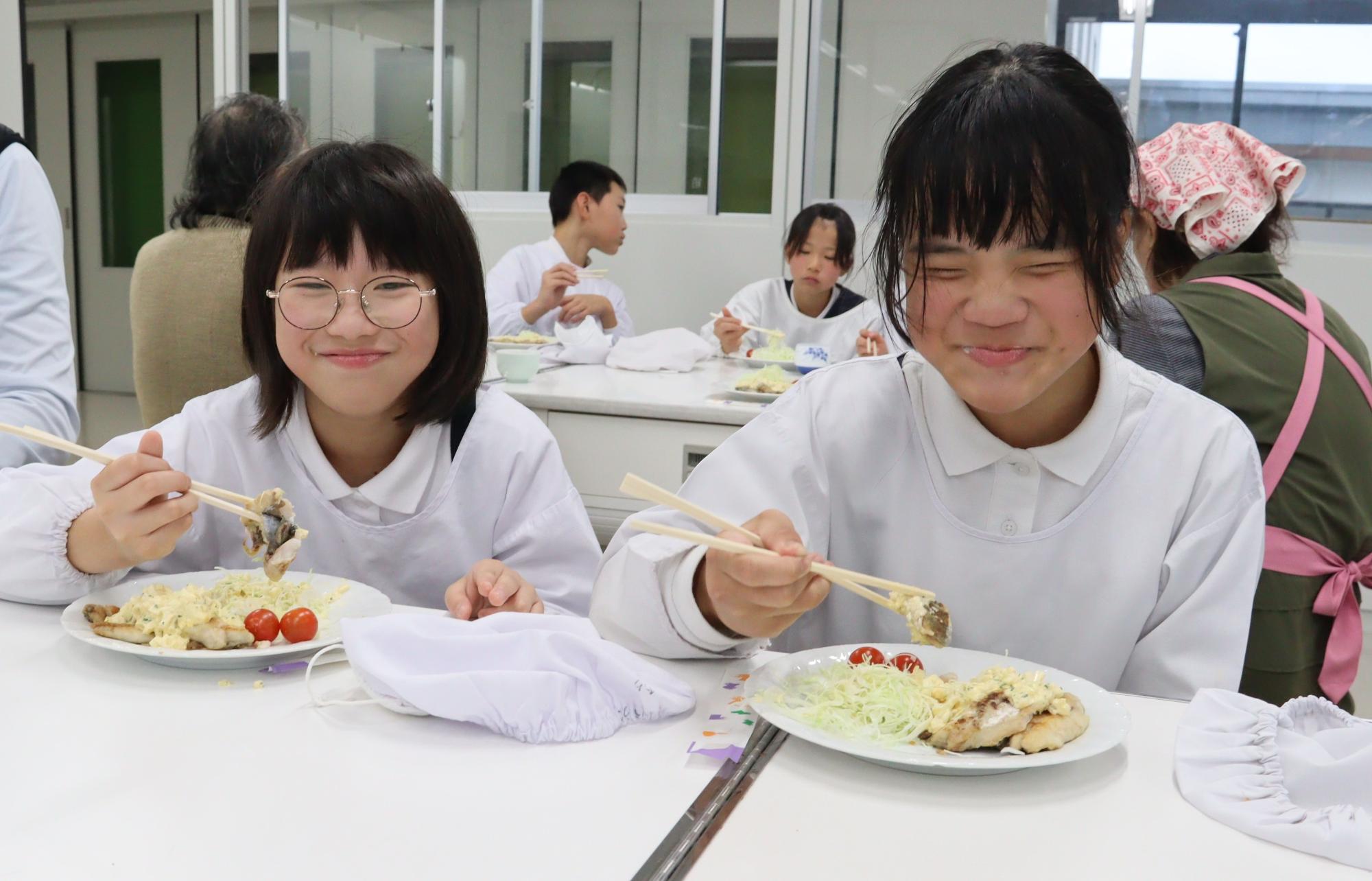 自分たちで作ったムニエルはおいしい！