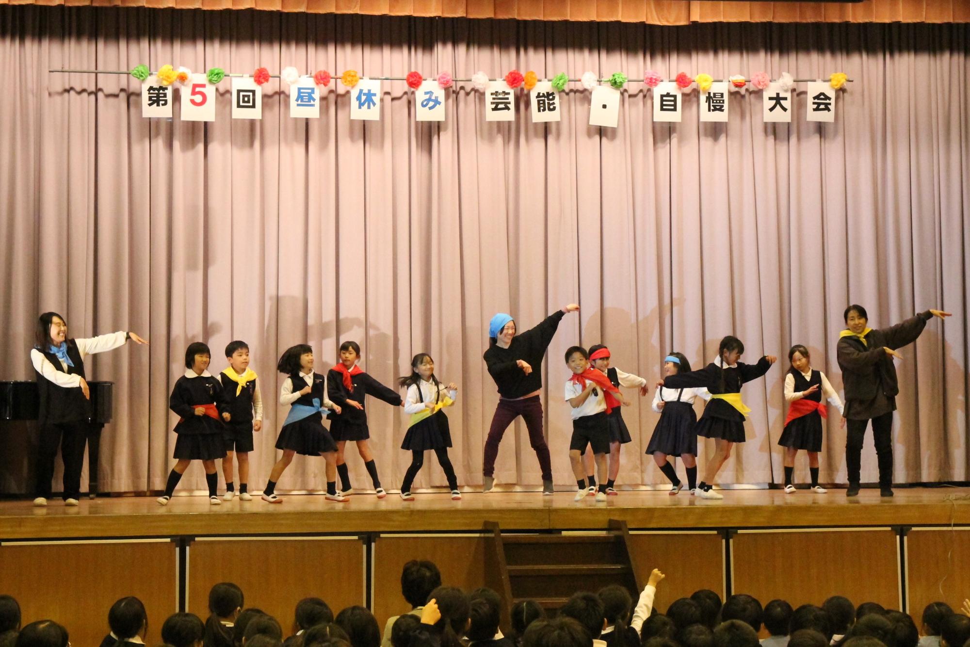 ダンスを披露する児童と教員