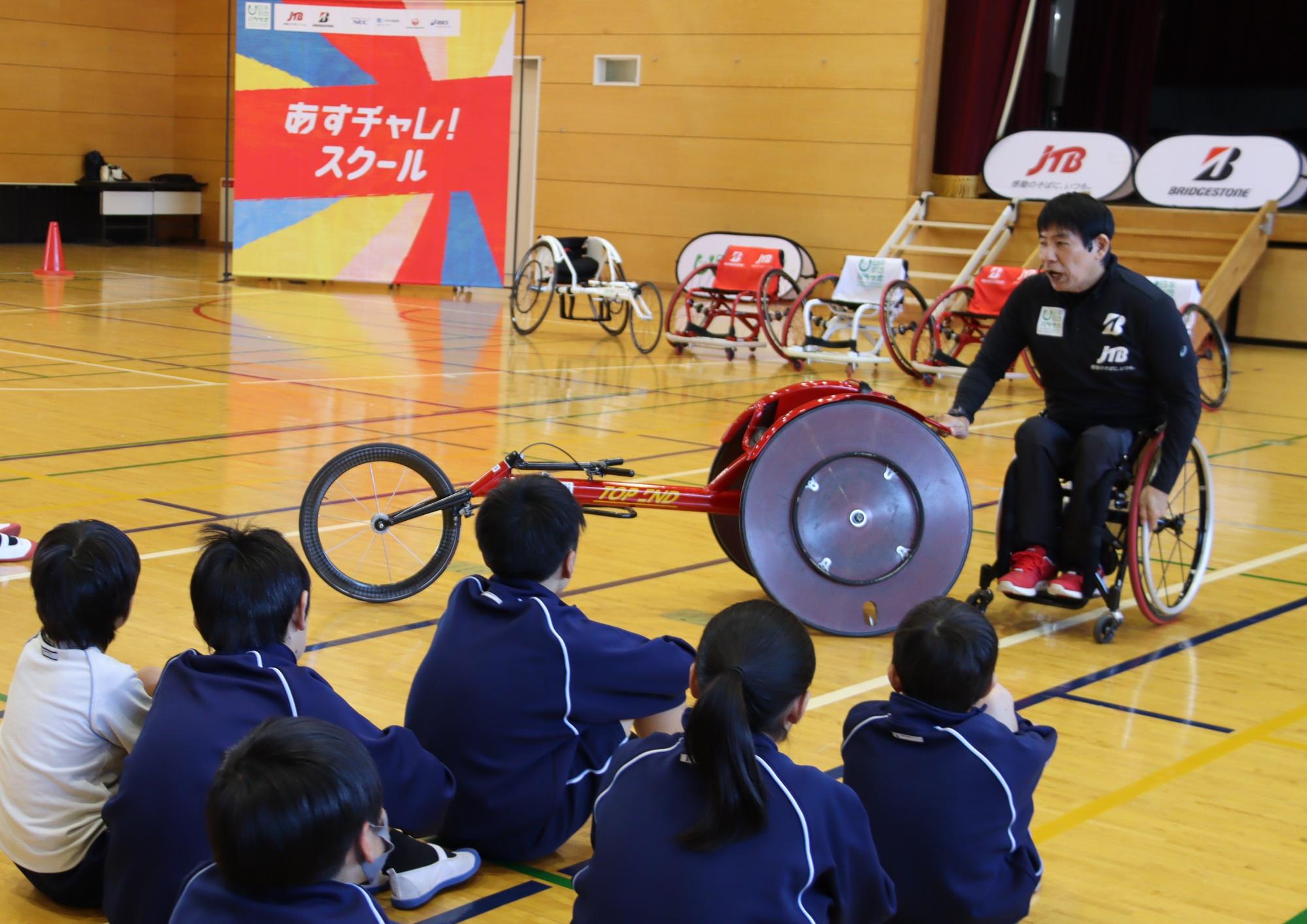 競技用車いすの説明をする永尾さん