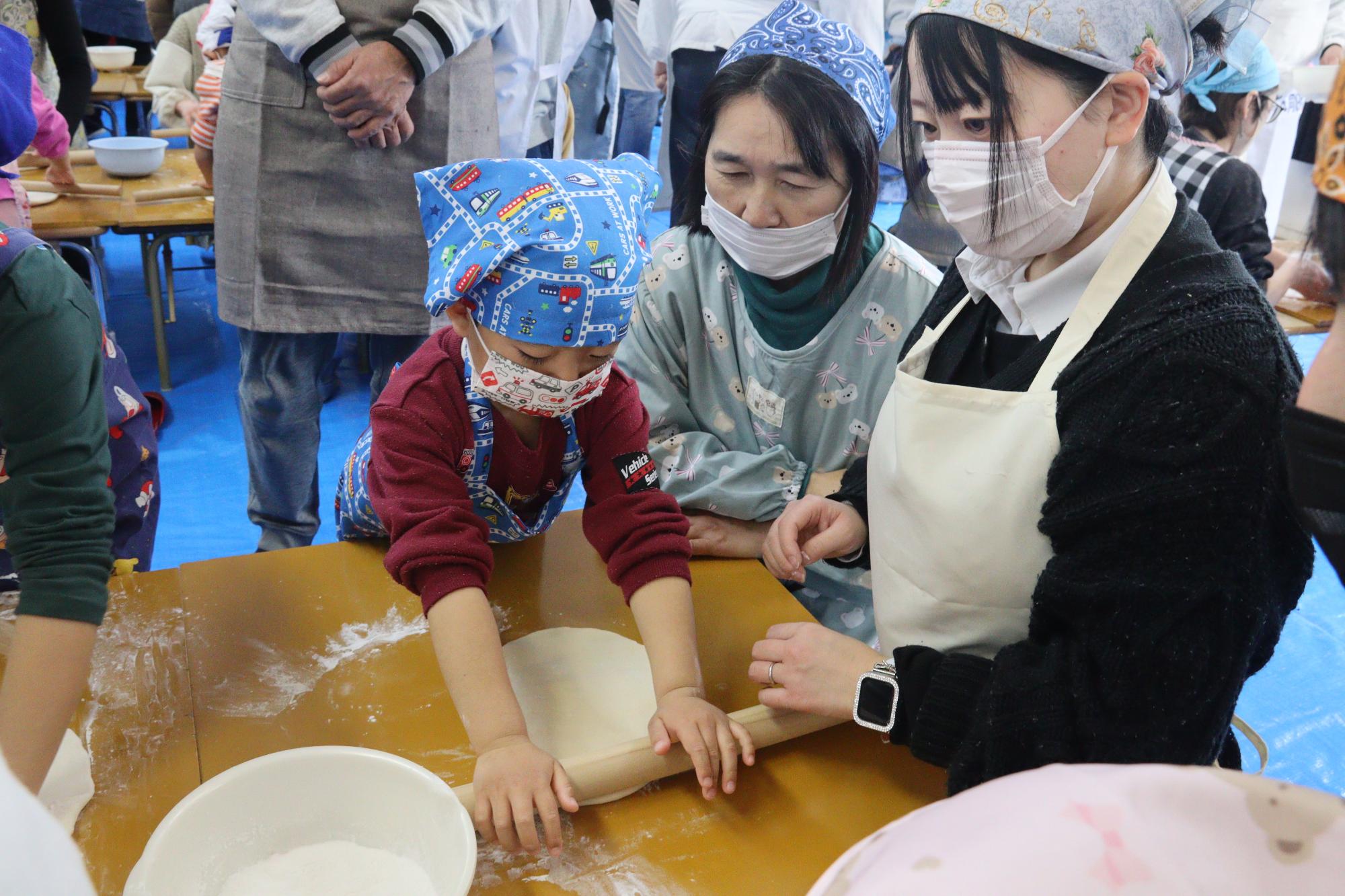 うどんの生地をのばす