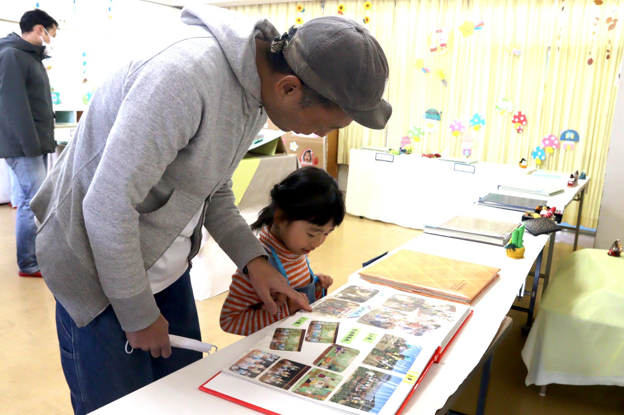 過去のアルバムを見て懐かしみます