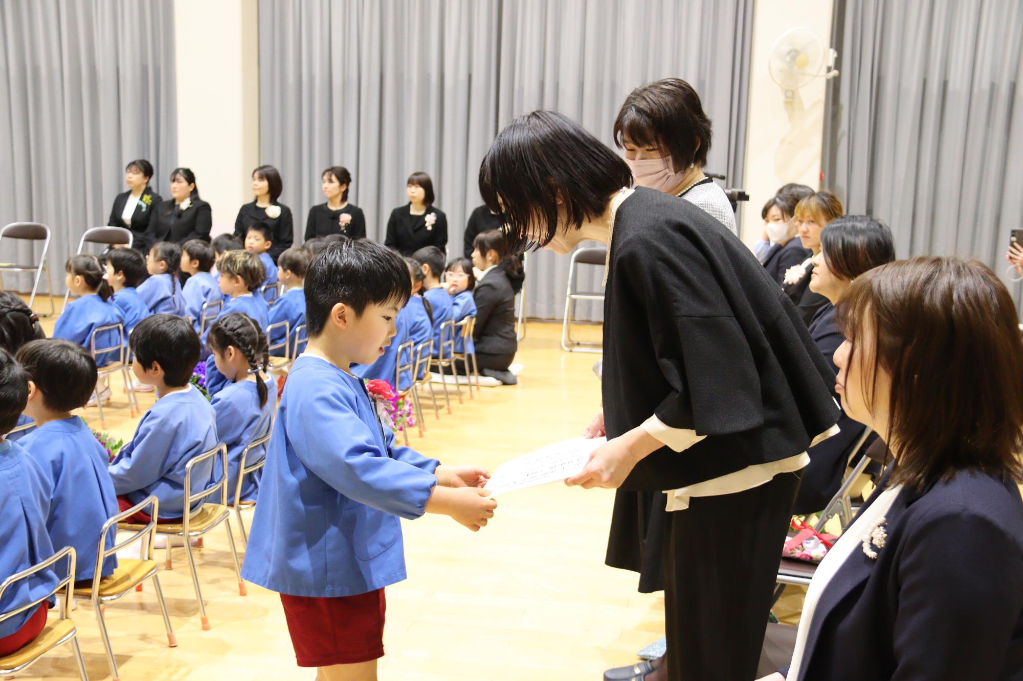 修了証書を保護者へ手渡します