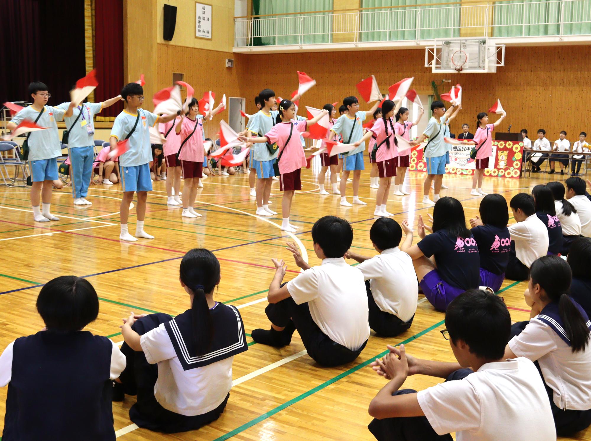 内壢（ネイリー）中学校の生徒によるパフォーマンス